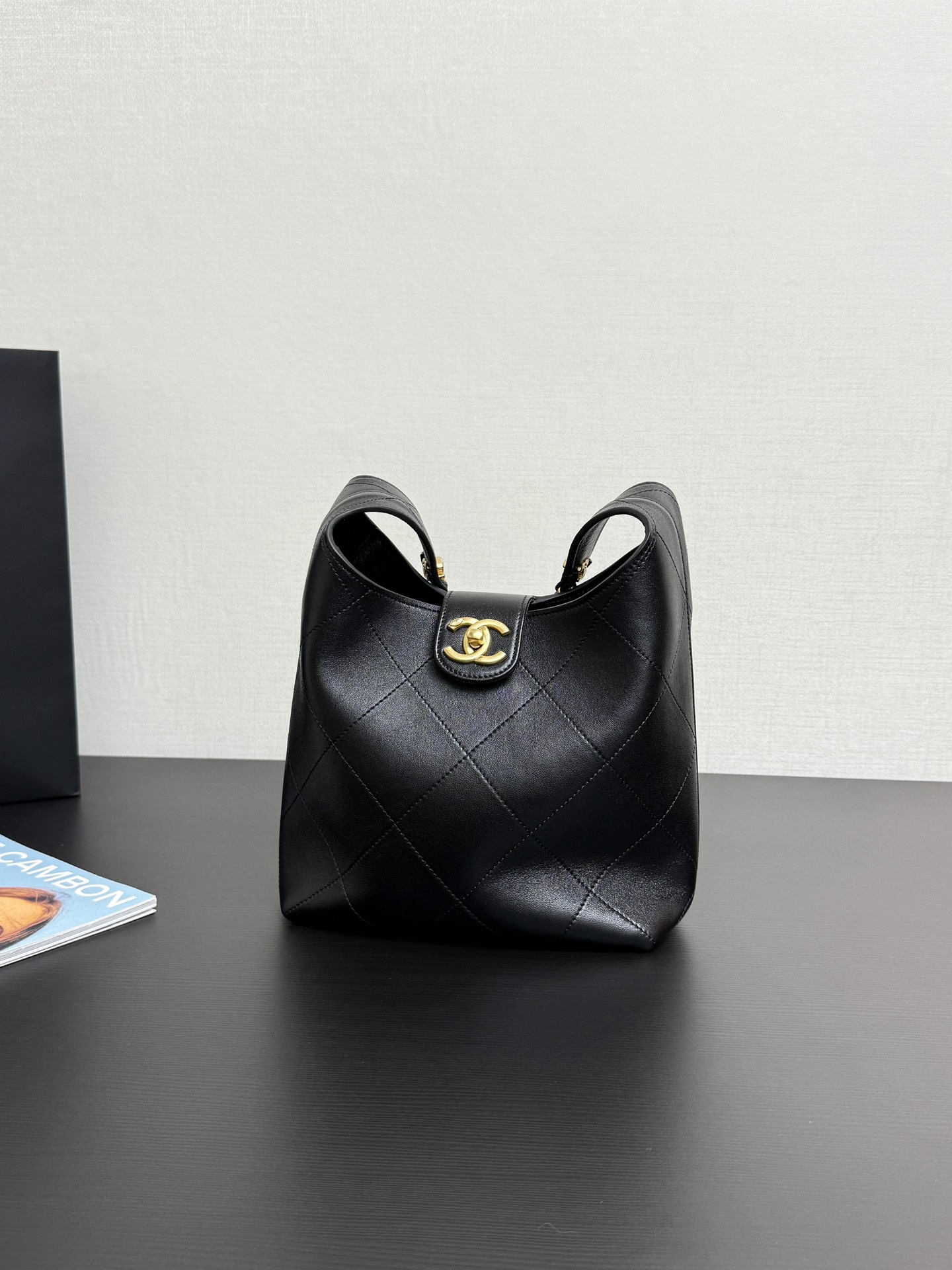Chanel mini Clutch with chain – Lambskin & gold-tone metal, black & white — Fashion | CHANEL