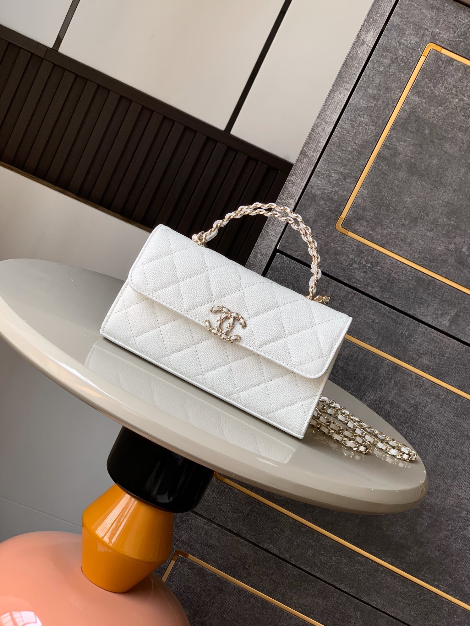 Chanel Clutch with chain – Grained shiny calfskin & gold-tone white