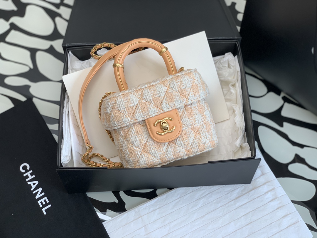 CHANEL Pre-Owned 2021 Matelassé Shoulder Bag