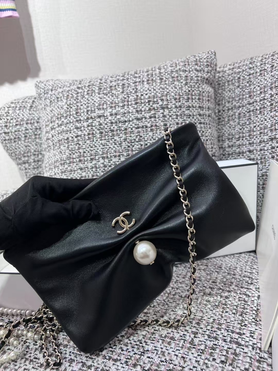 Chanel Clutch with chain – Shiny lambskin, imitation pearl & gold-tone metal, black — Fashion