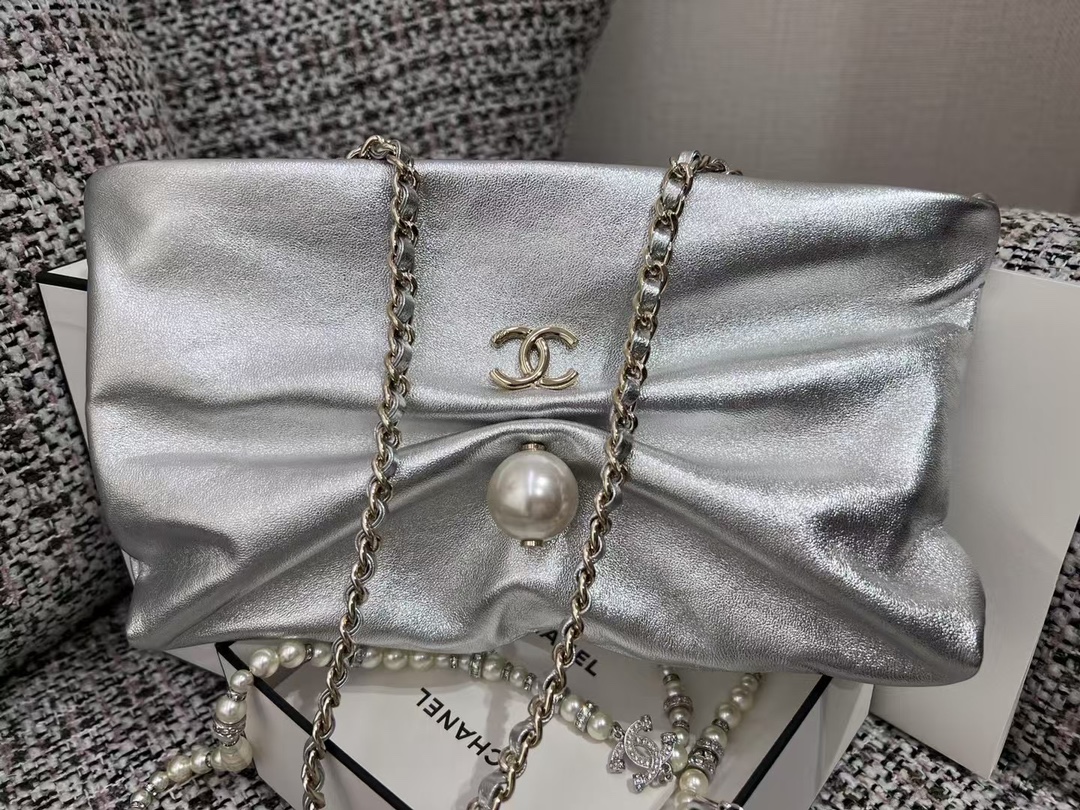 Chanel Clutch with chain – Metallic lambskin, imitation pearl & gold silver