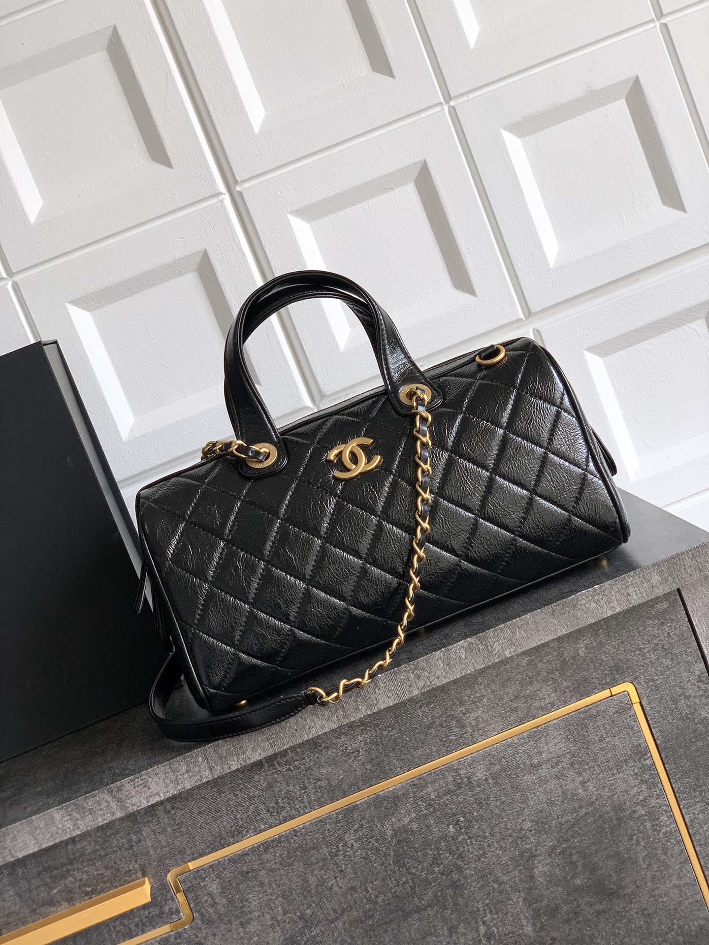 Chanel Maxi bowling bag, Patent crumpled calfskin & gold-tone pink