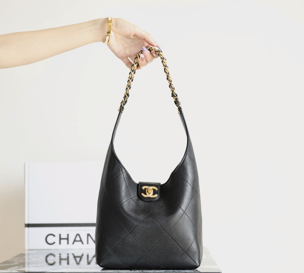 Chanel Clutch with chain – Lambskin & gold-tone metal, black & white