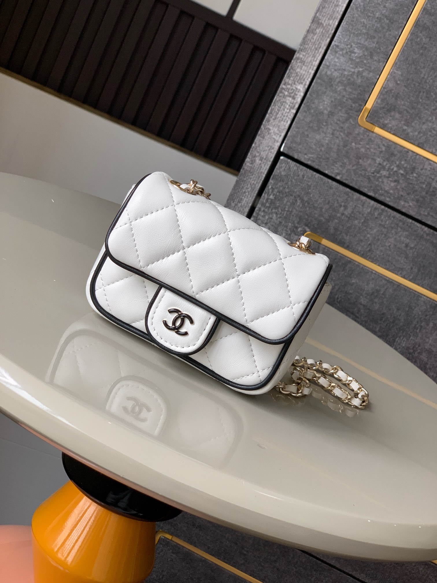 Chanel Clutch with chain – Lambskin & gold-tone metal, black & white