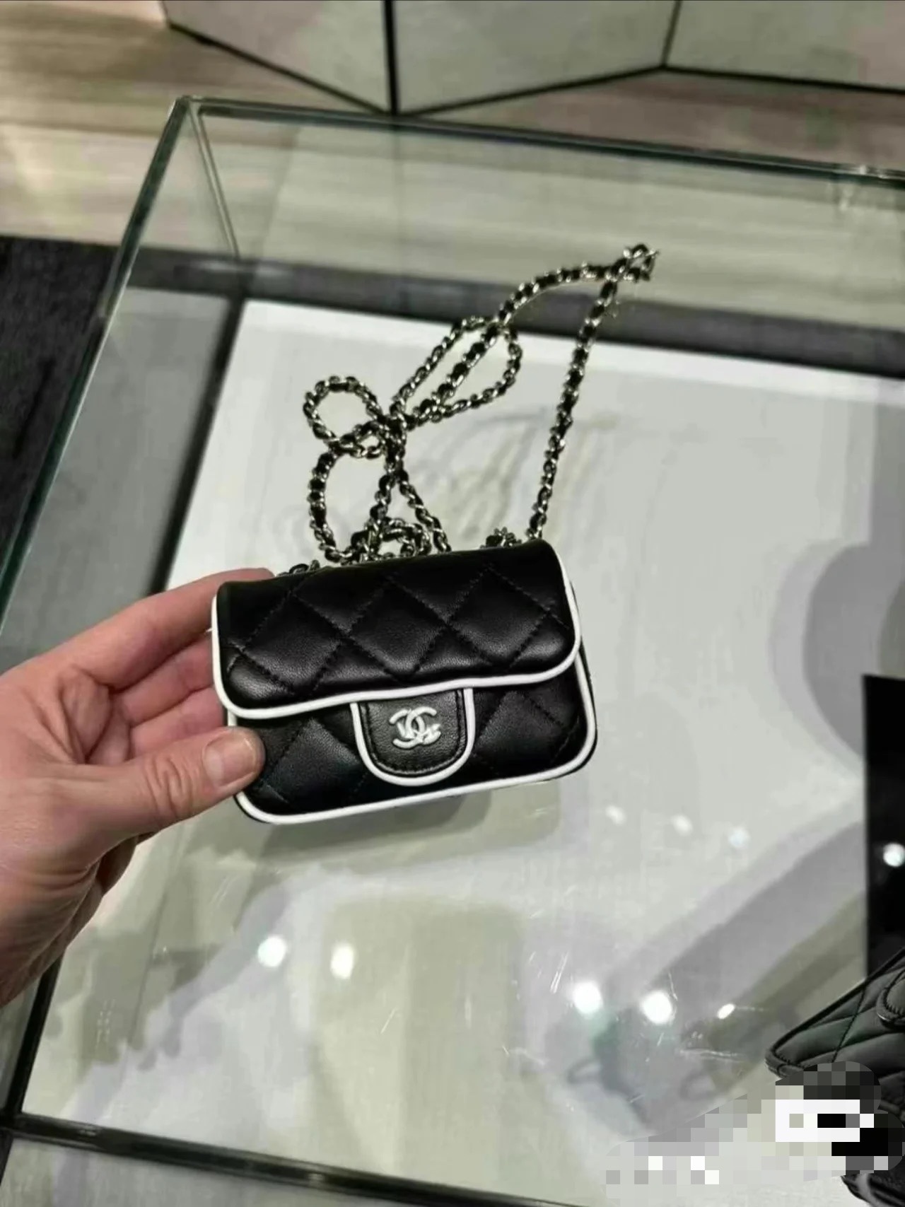 Chanel Mini Clutch with chain – Lambskin, black & white
