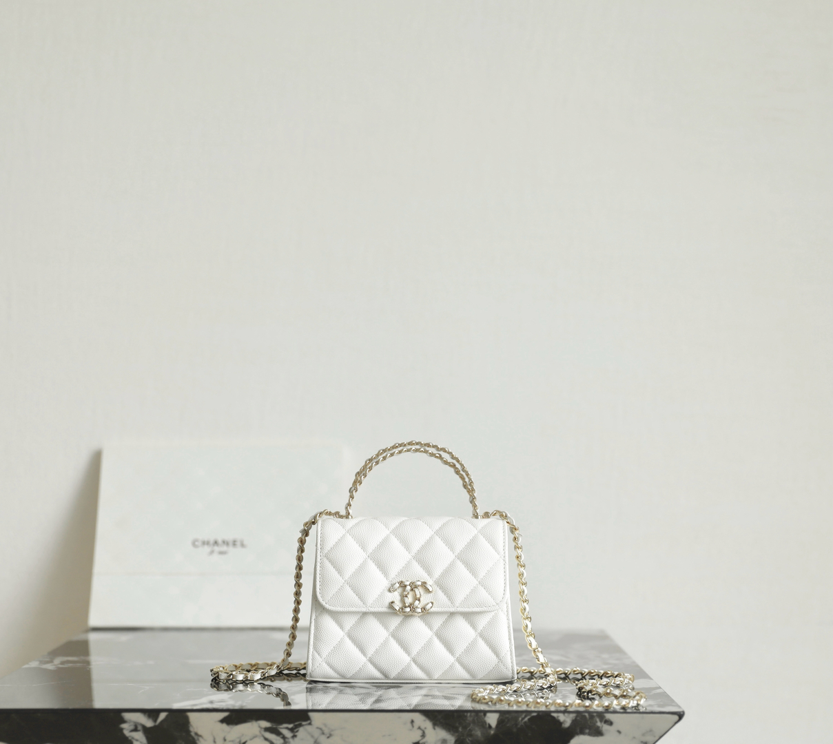 Chanel Clutch with chain – Grained shiny calfskin & gold-tone white