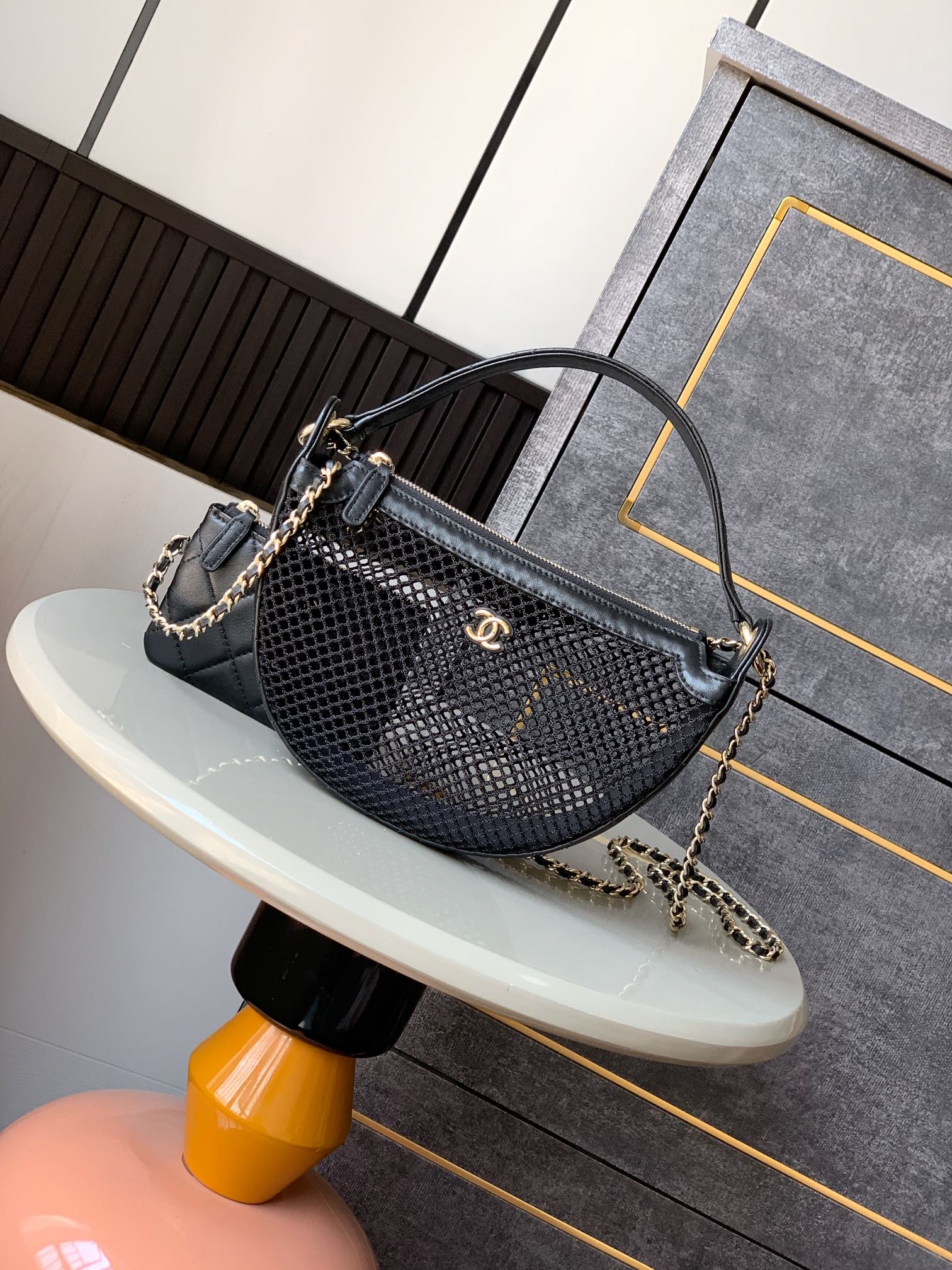 Chanel Clutch with chain – Mesh, shiny lambskin & gold-tone metal,black