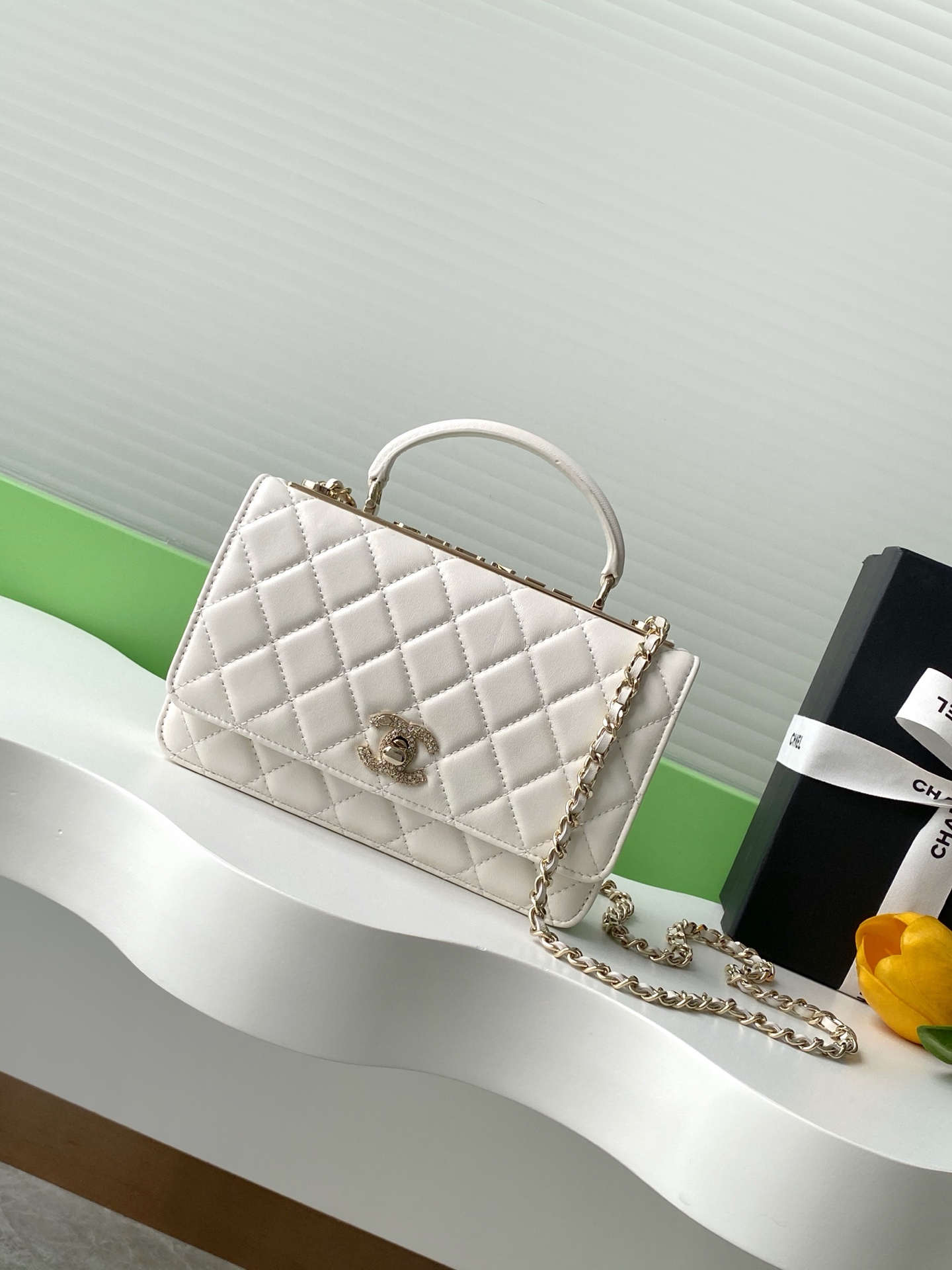 Chanel Clutch with chain – Shiny grained calsfkin, resin & silver