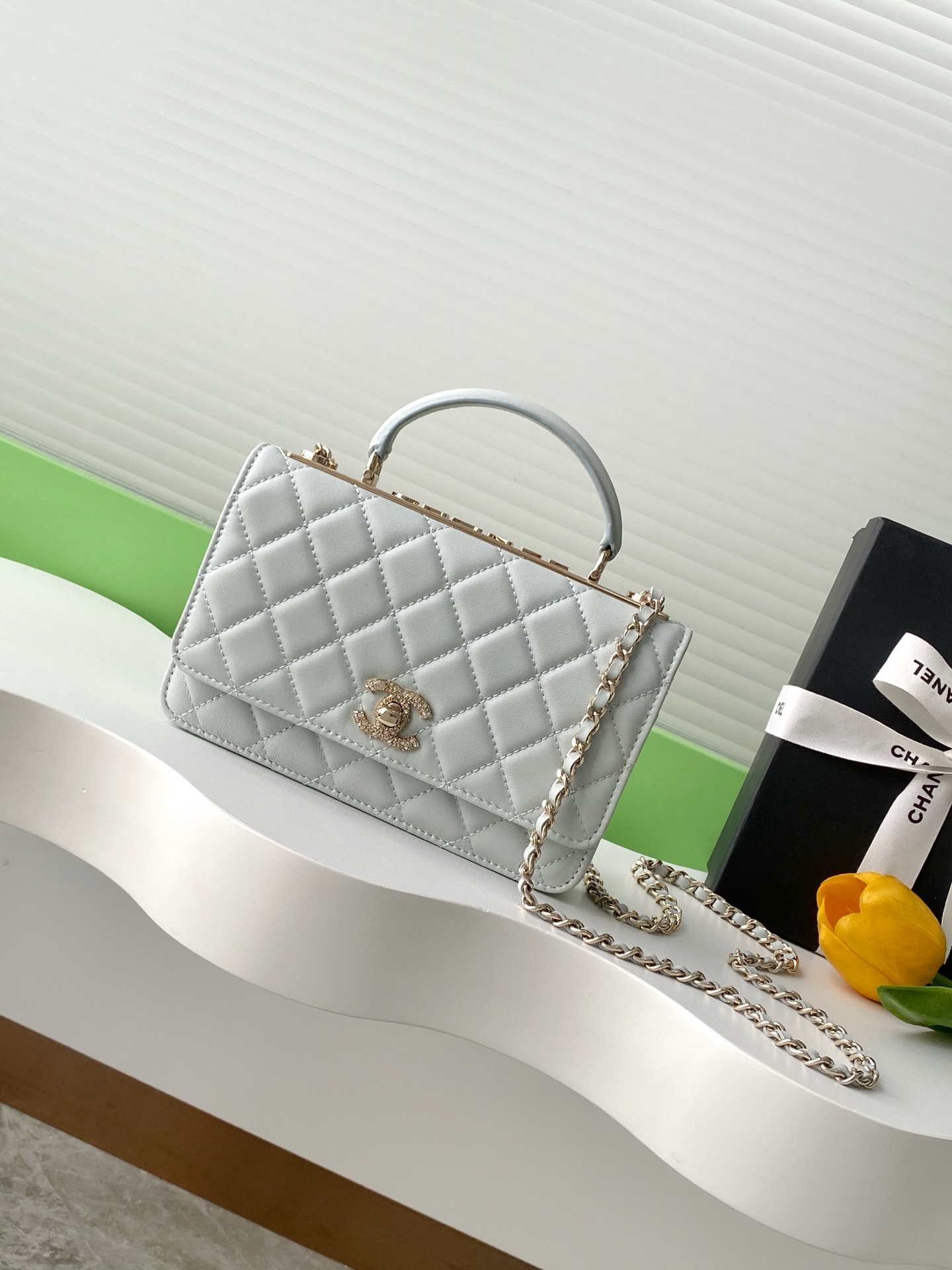 Chanel Clutch with chain – Shiny grained calsfkin, resin & silver-tone metal, white