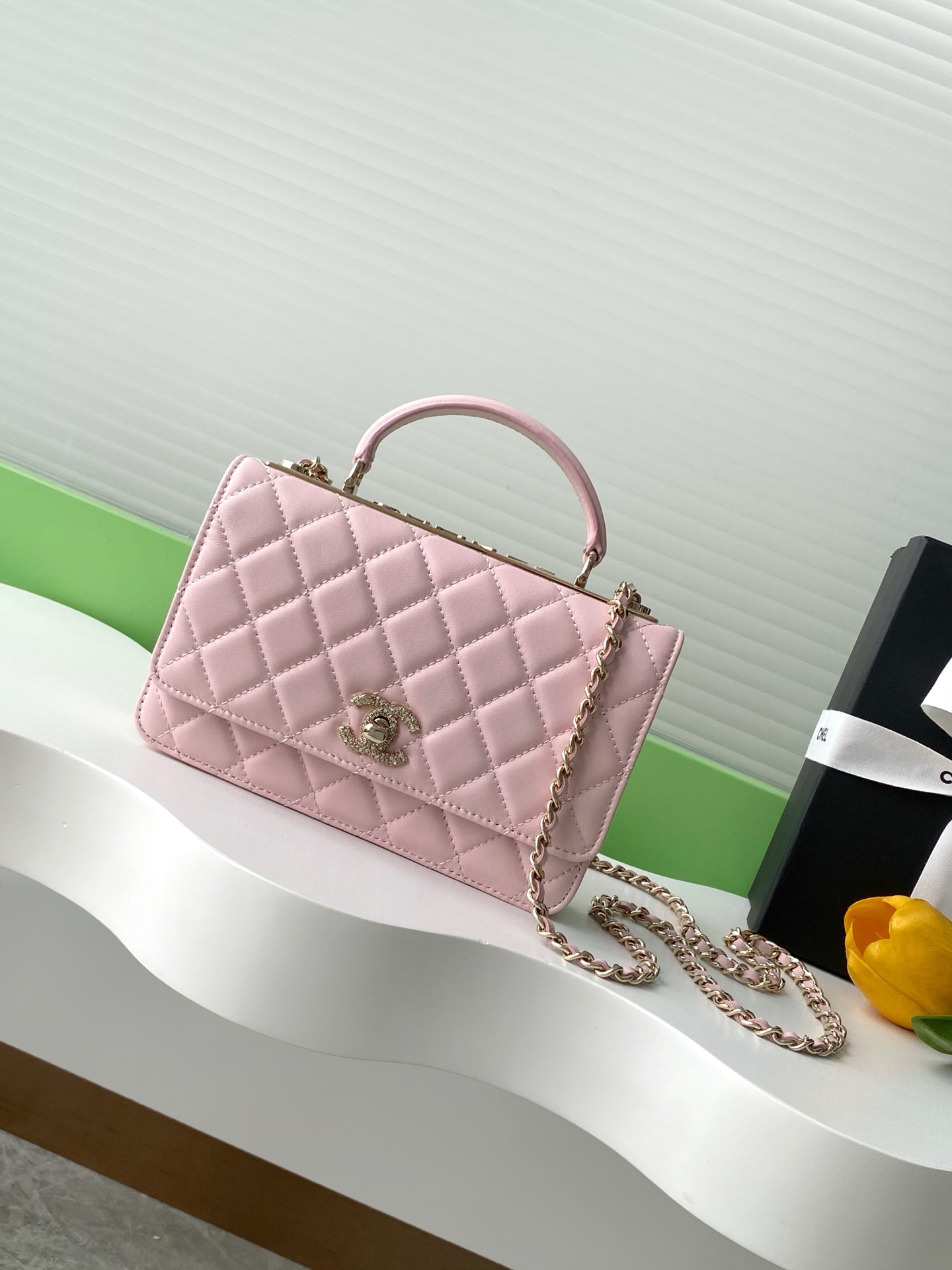 Chanel Clutch with chain – Shiny grained calsfkin, resin & silver-pink