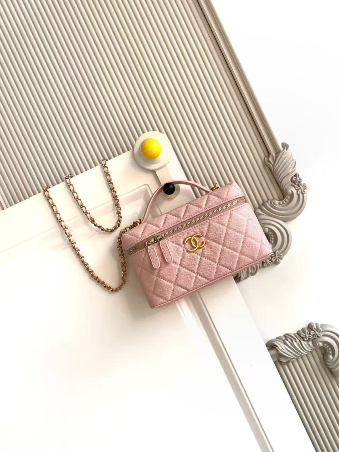 Chanel Long vanity with chain – Lambskin & gold-tone metal, pink
