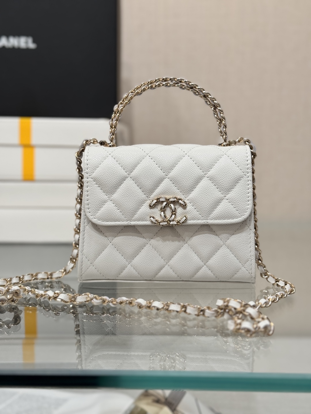 Chanel Clutch with chain – Grained shiny calfskin & gold-tone