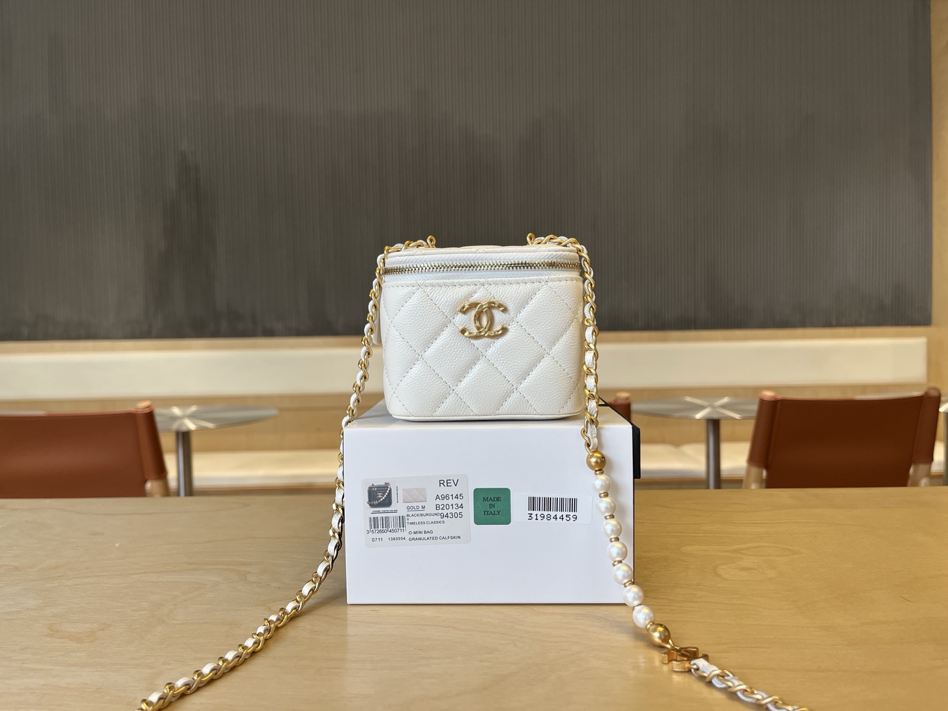 Chanel Classic small vanity with chain – Grained shiny calfskin & gold-tone metal, white