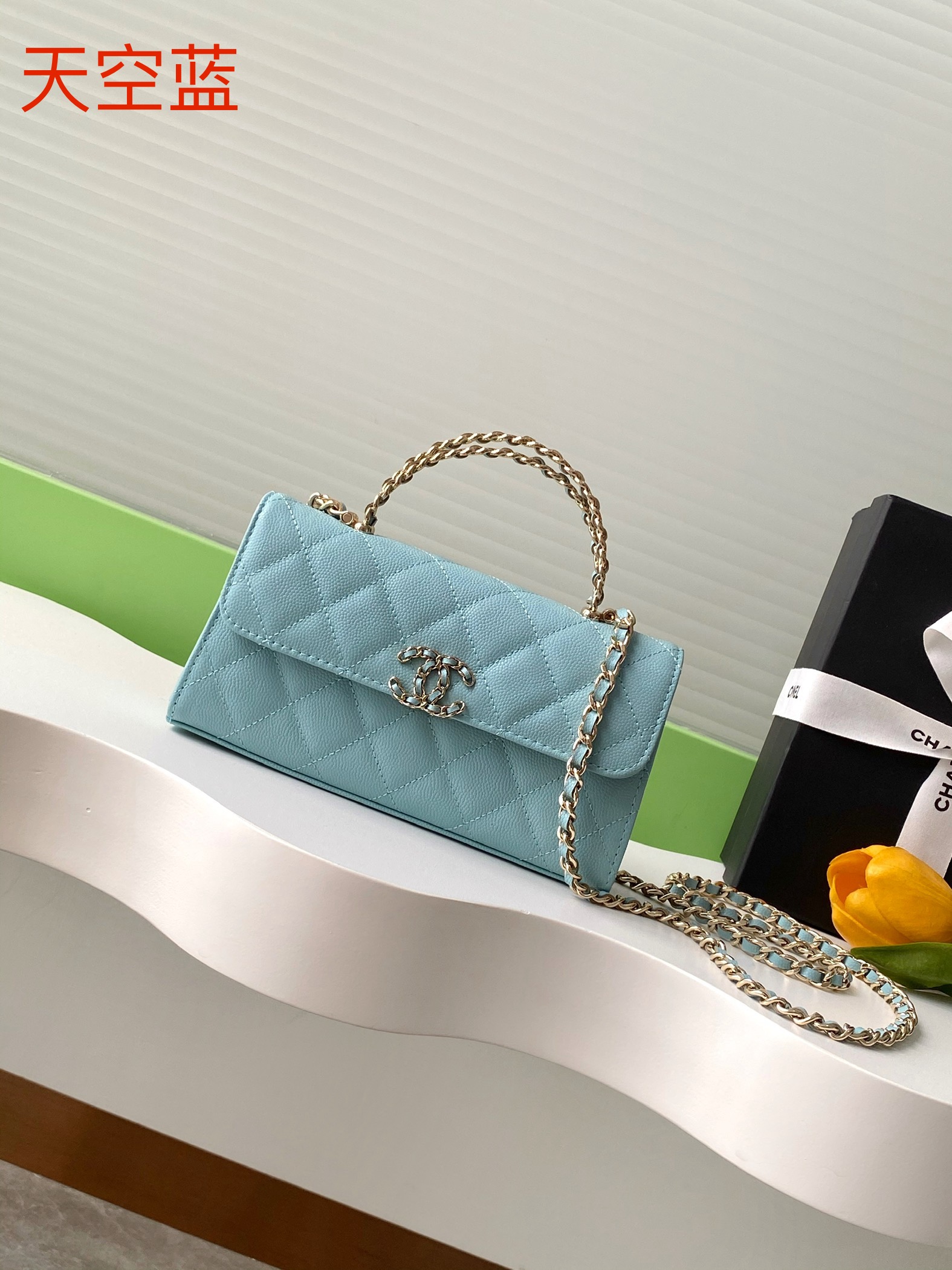 Chanel Flap phone holder with chain – Grained shiny calfskin & gold- blue+
