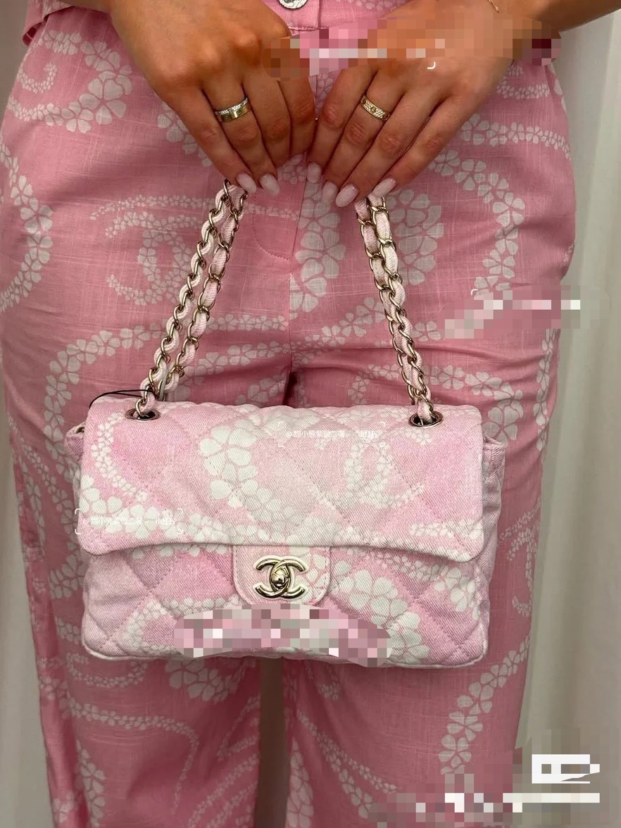 Chanel Maxi flapbag , Printed denim & gold-tone metal, light pink