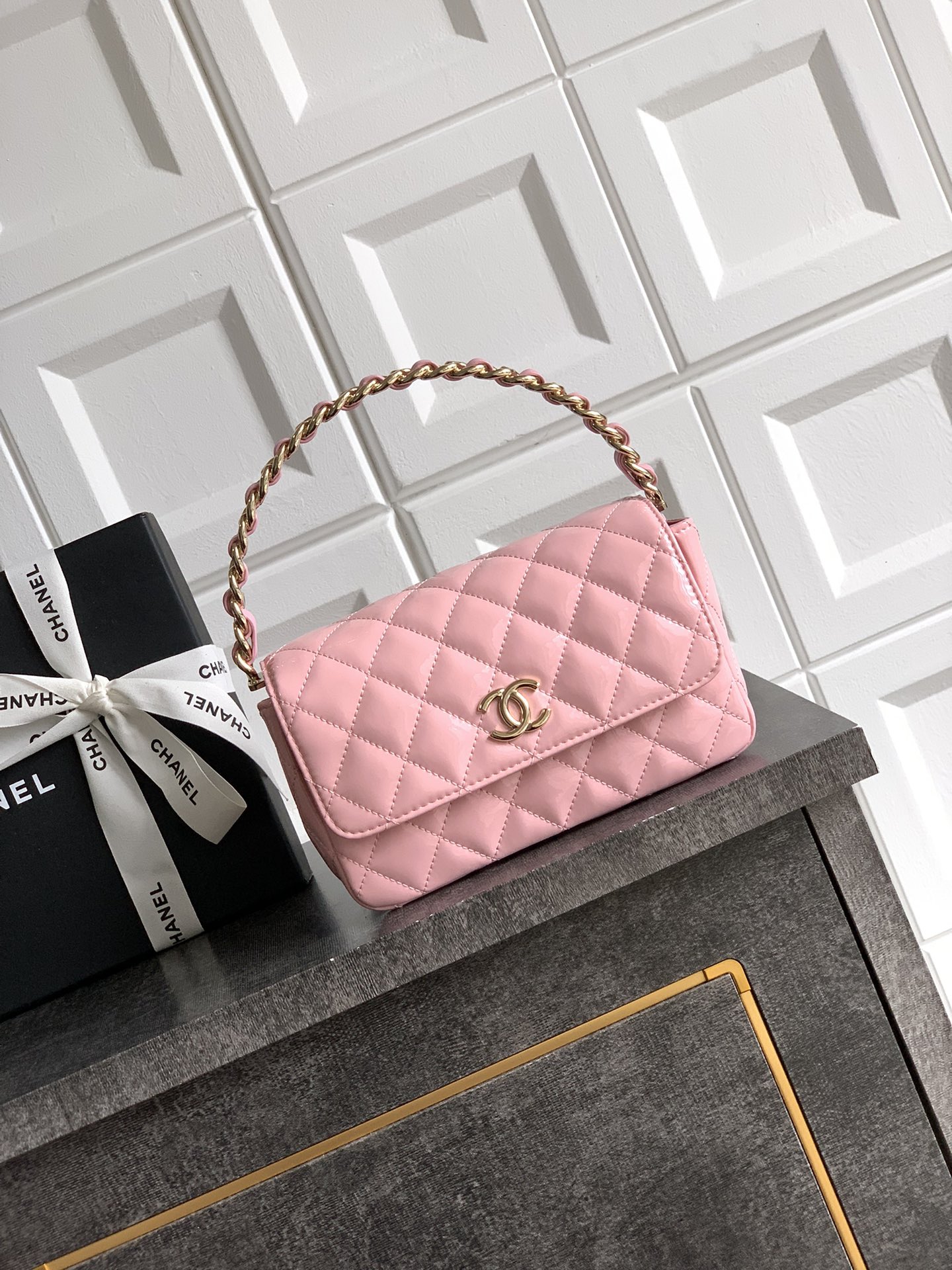 Chanel Clutch with chain – Grained shiny calfskin & gold-tone metal, light pink