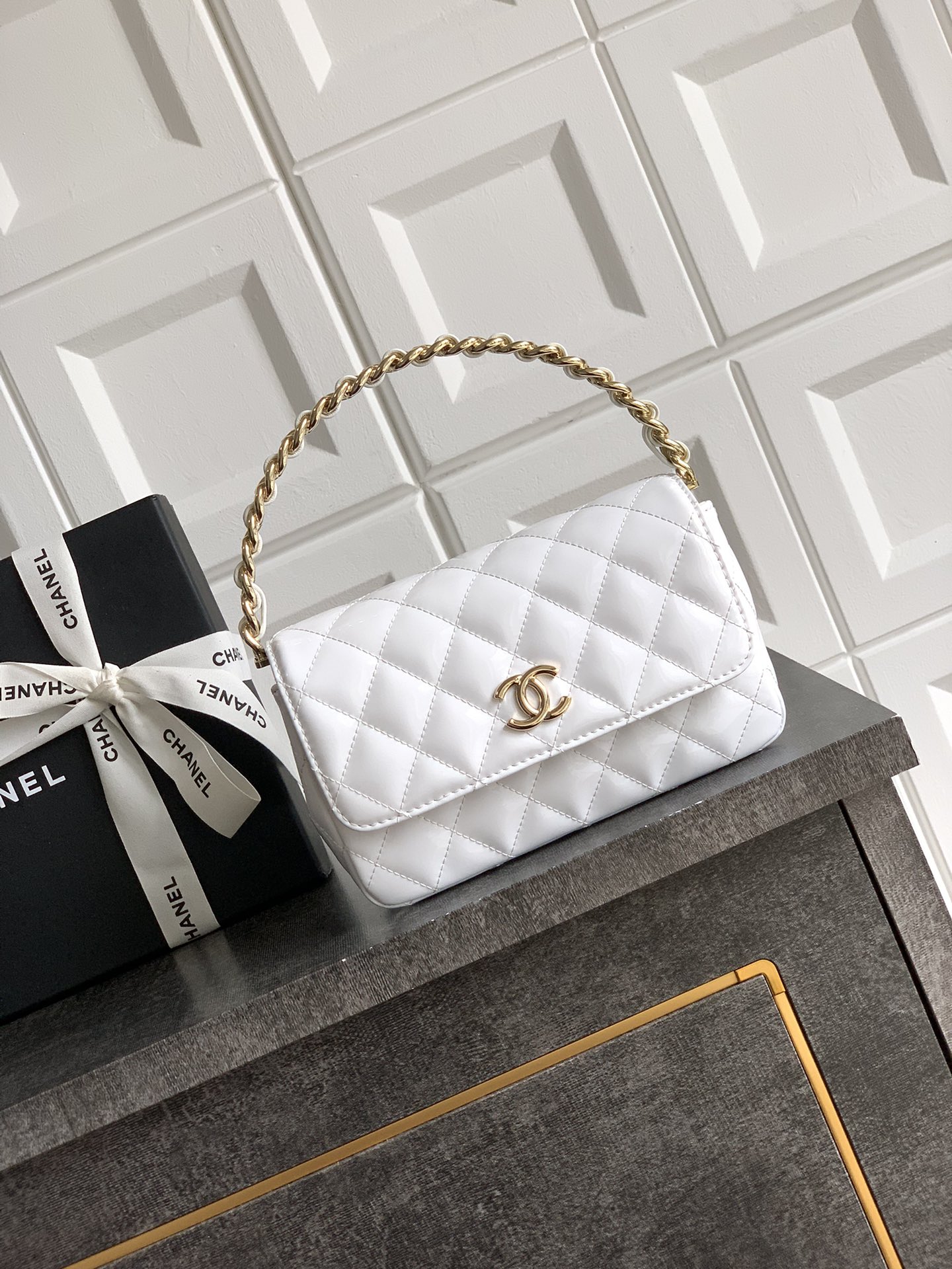 Chanel Clutch with chain – Grained shiny calfskin & gold-tone