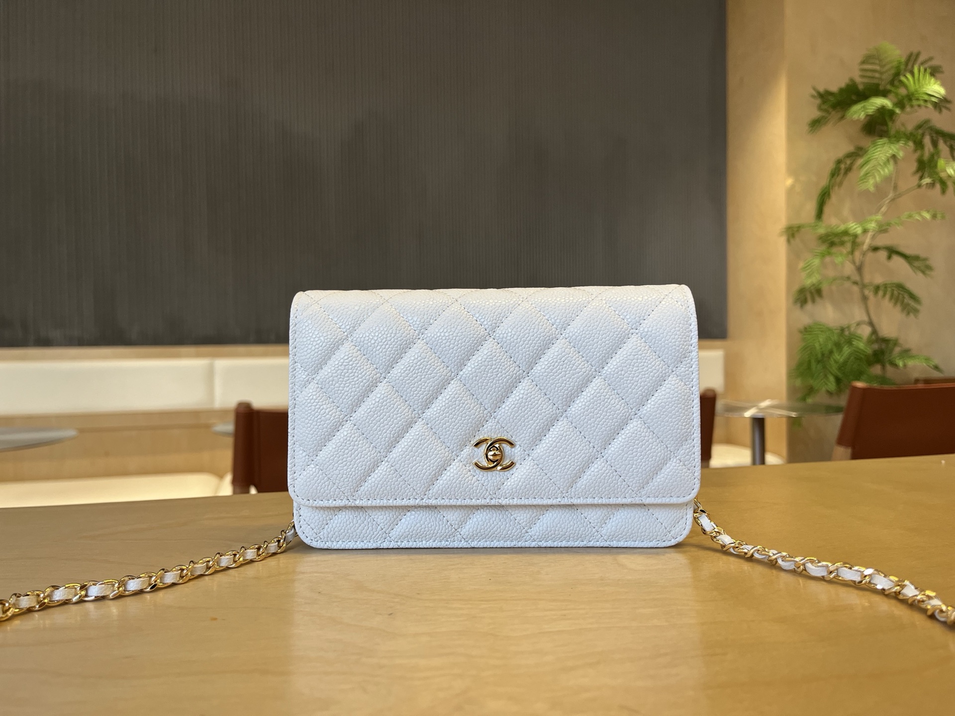 Chanel Flap card holder – Shiny grained calfskin, strass & gold-tone