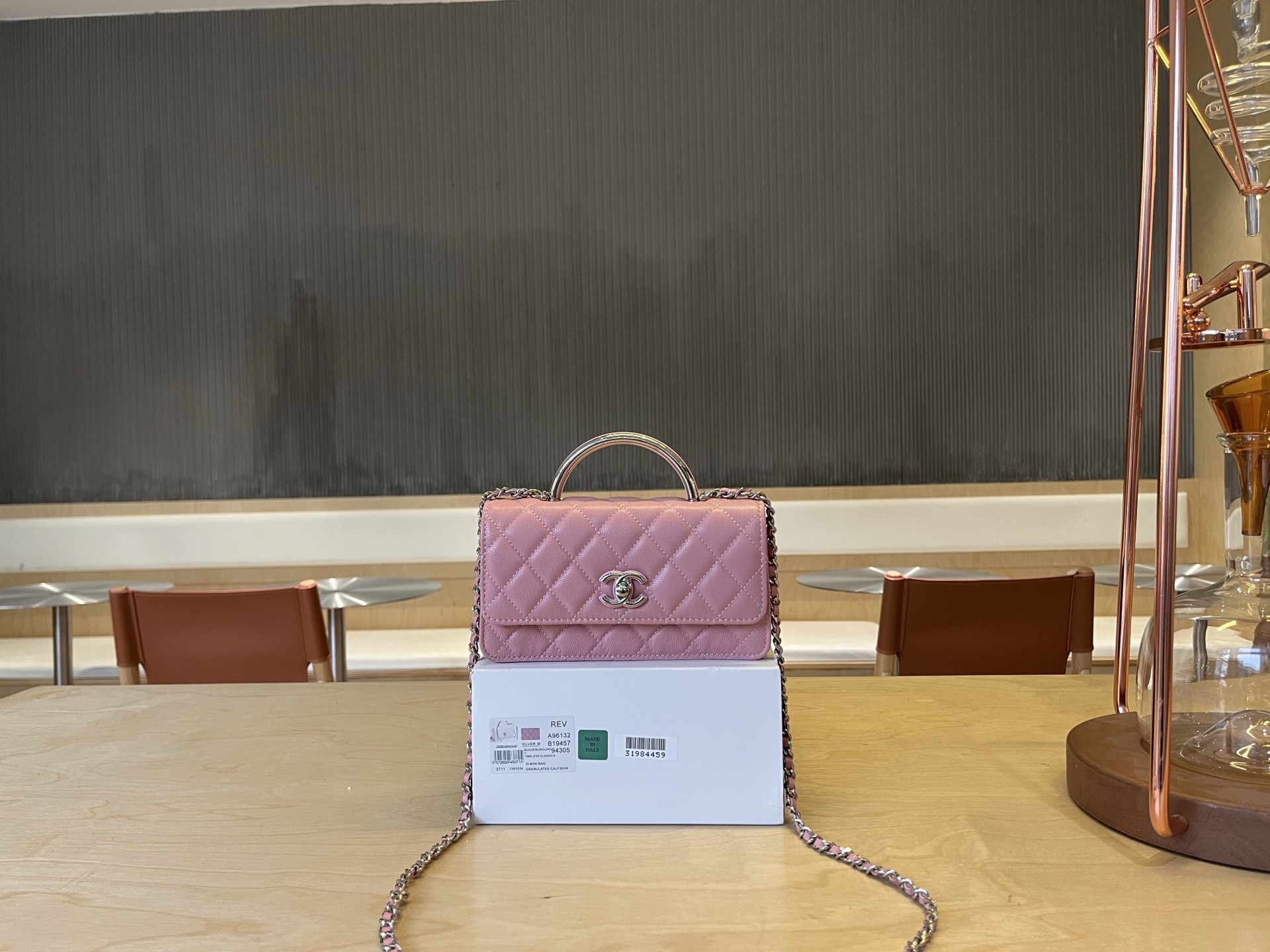Chanel Clutch with chain – Shiny grained calsfkin, resin & silver-tone pink