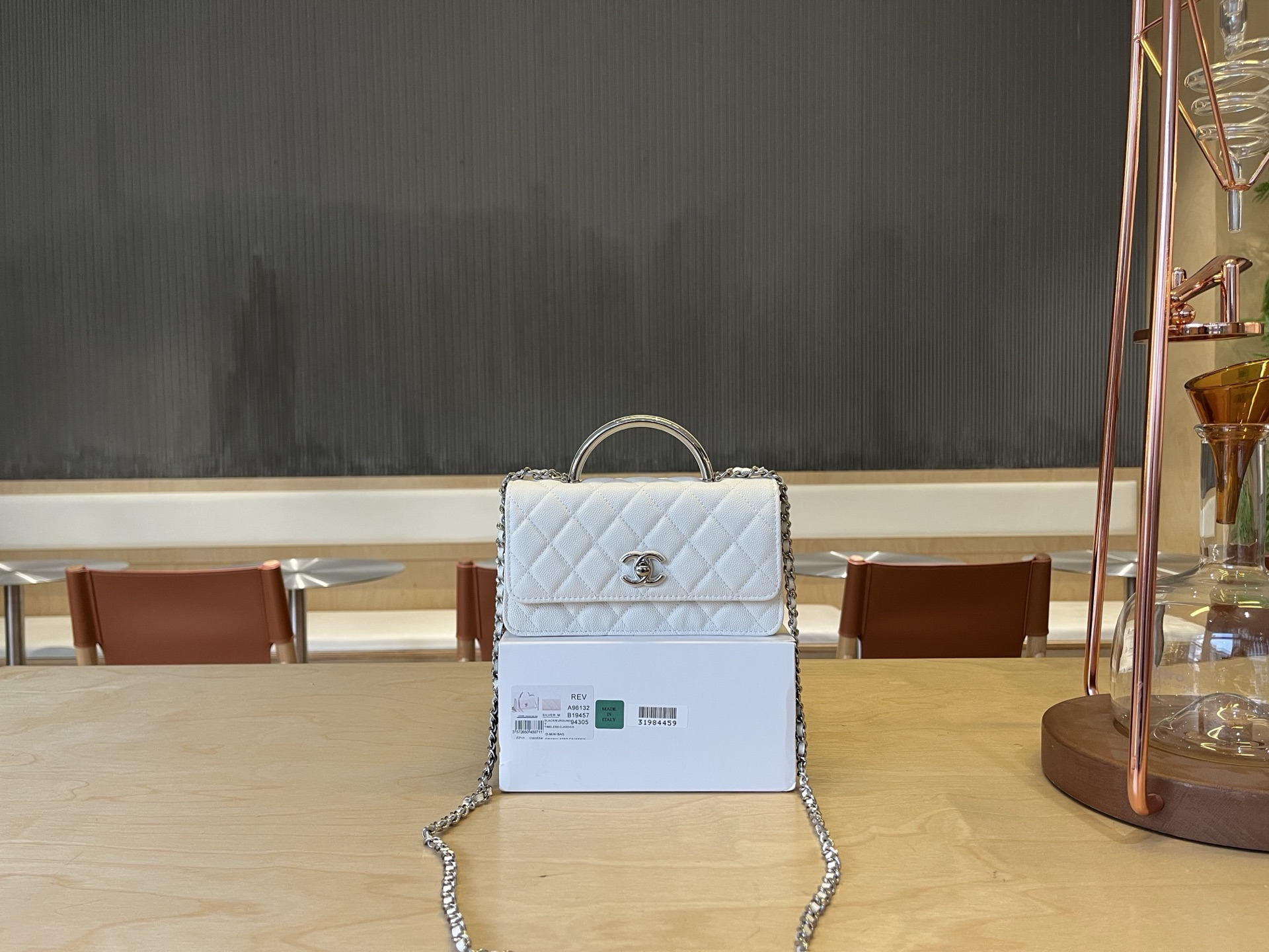 Chanel Clutch with chain – Shiny grained calsfkin, resin & silver