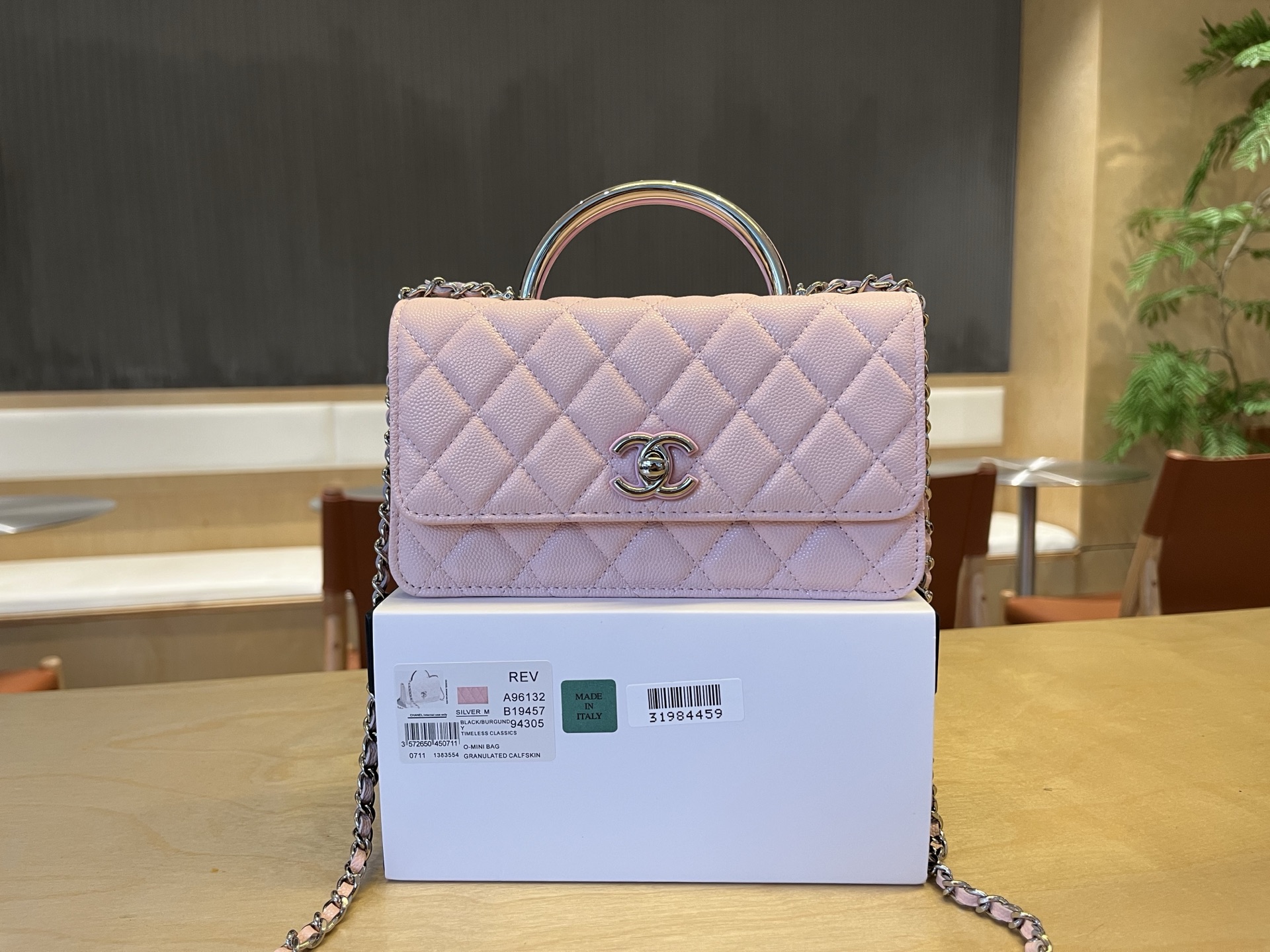 Chanel Clutch with chain – Shiny grained calsfkin, resin & silver-