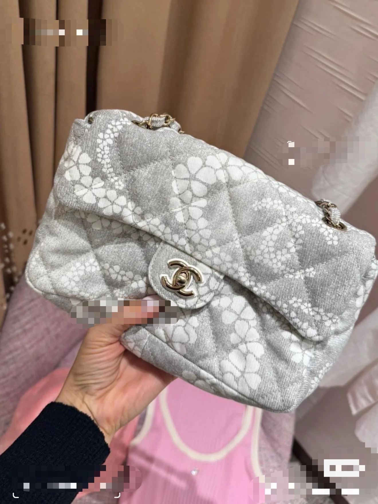 Chanel Maxi flapbag , Printed denim & gold-tone metal, gray & white —