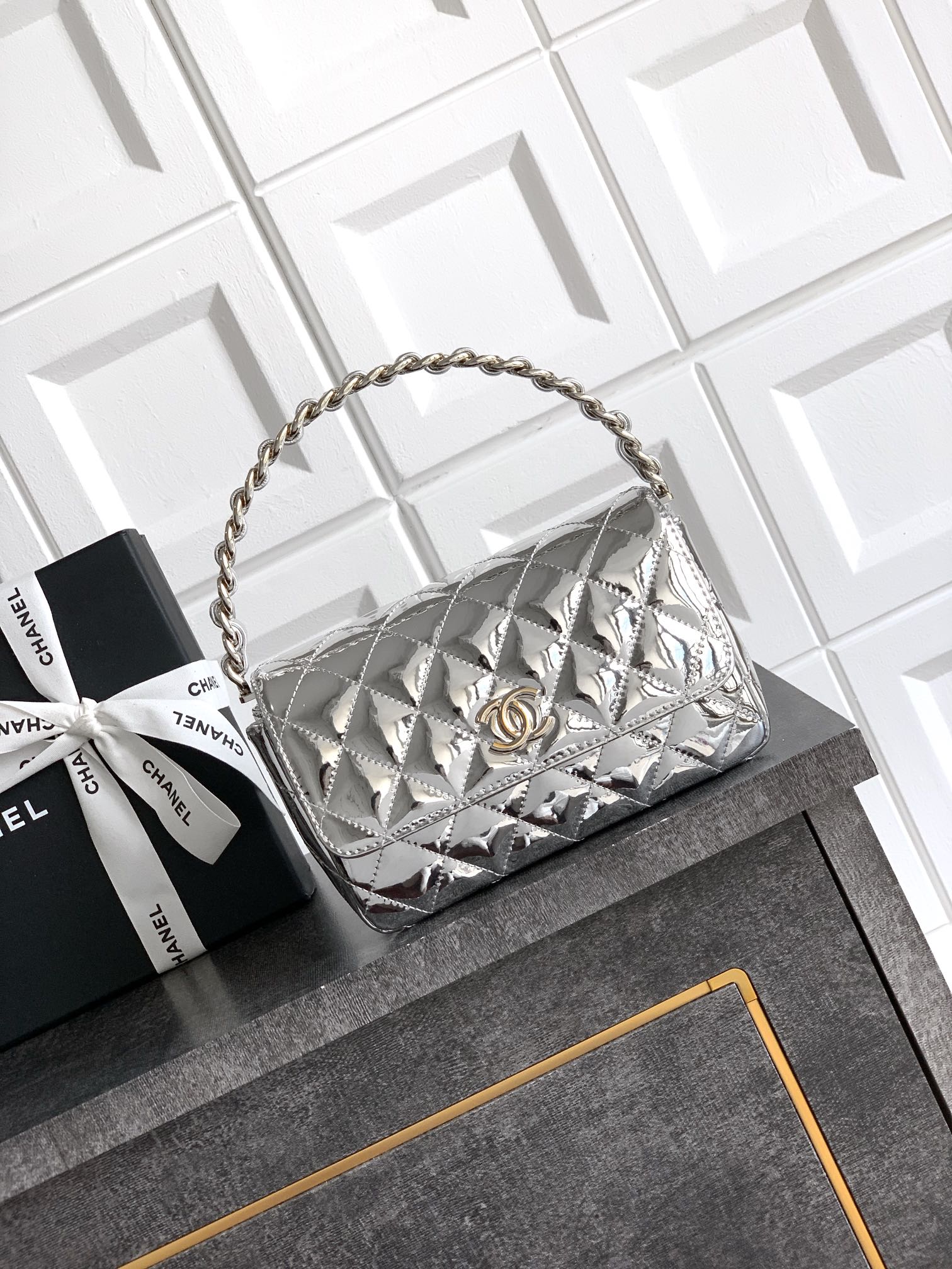 Chanel Clutch with chain – Metallic calfskin & silver-tone metal,