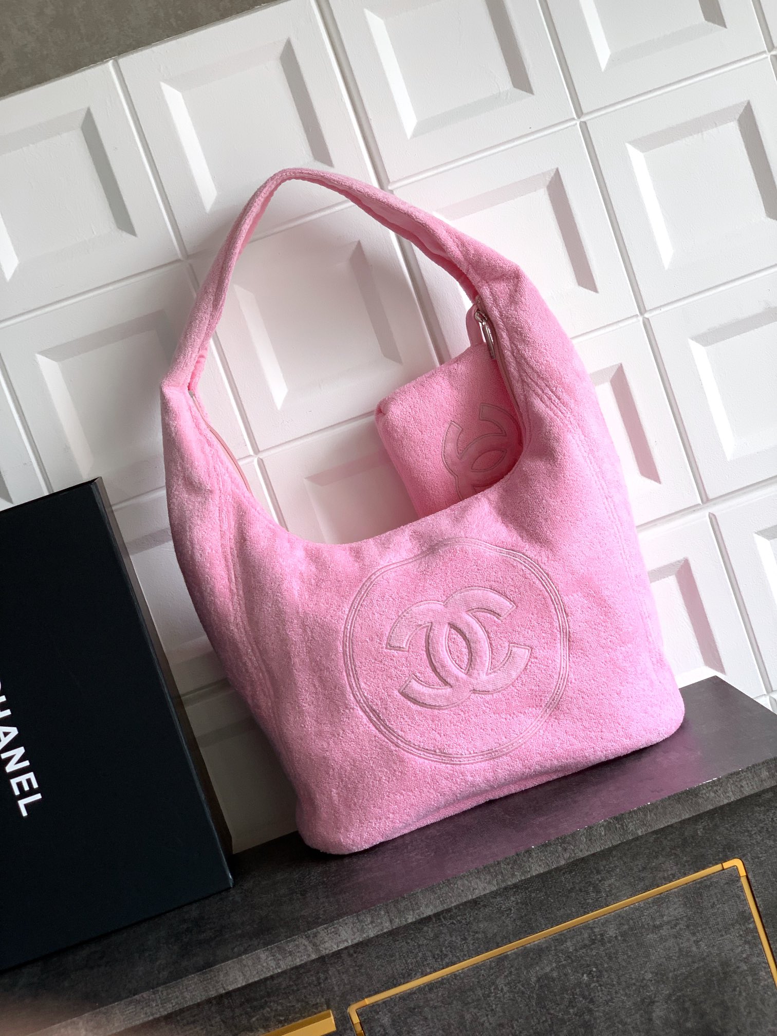 Chanel Maxi flapbag , Printed denim & gold-tone metal, light pink