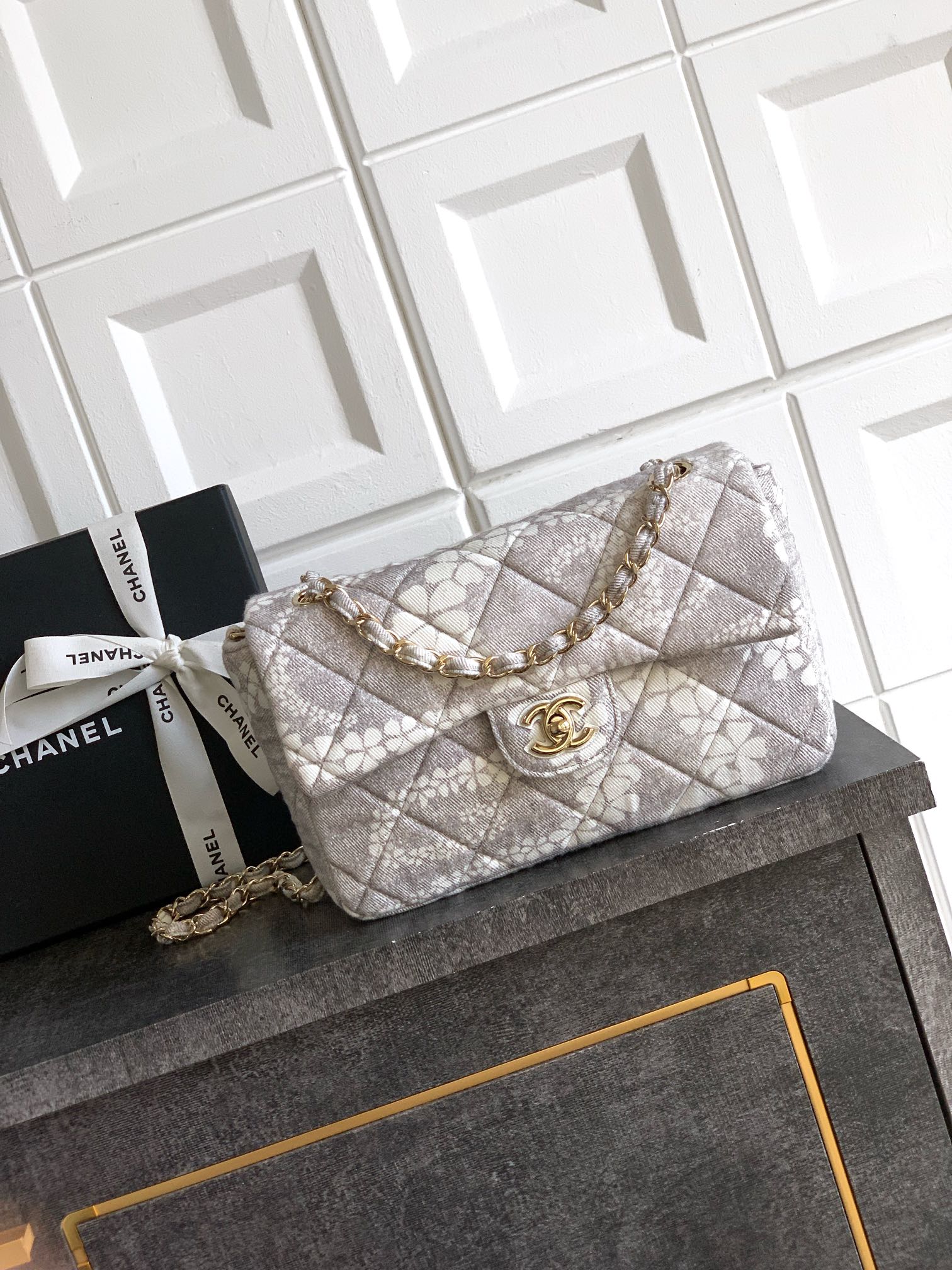 Chanel Maxi flapbag , Printed denim & gold-tone metal, grey & white