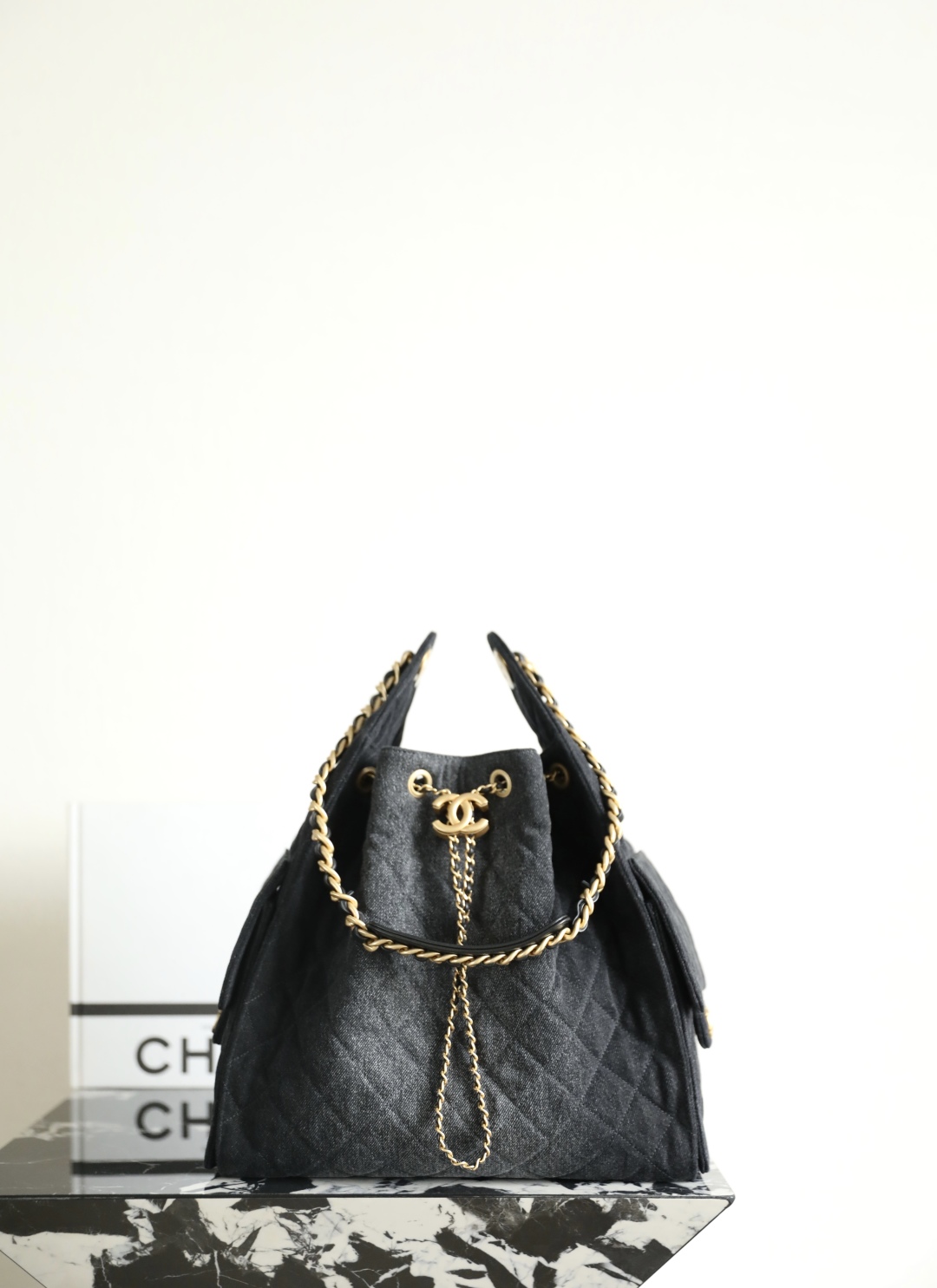 CHANEL 25 Large Handbag   Grained Calfskin & Gold-Tone Metal  Black