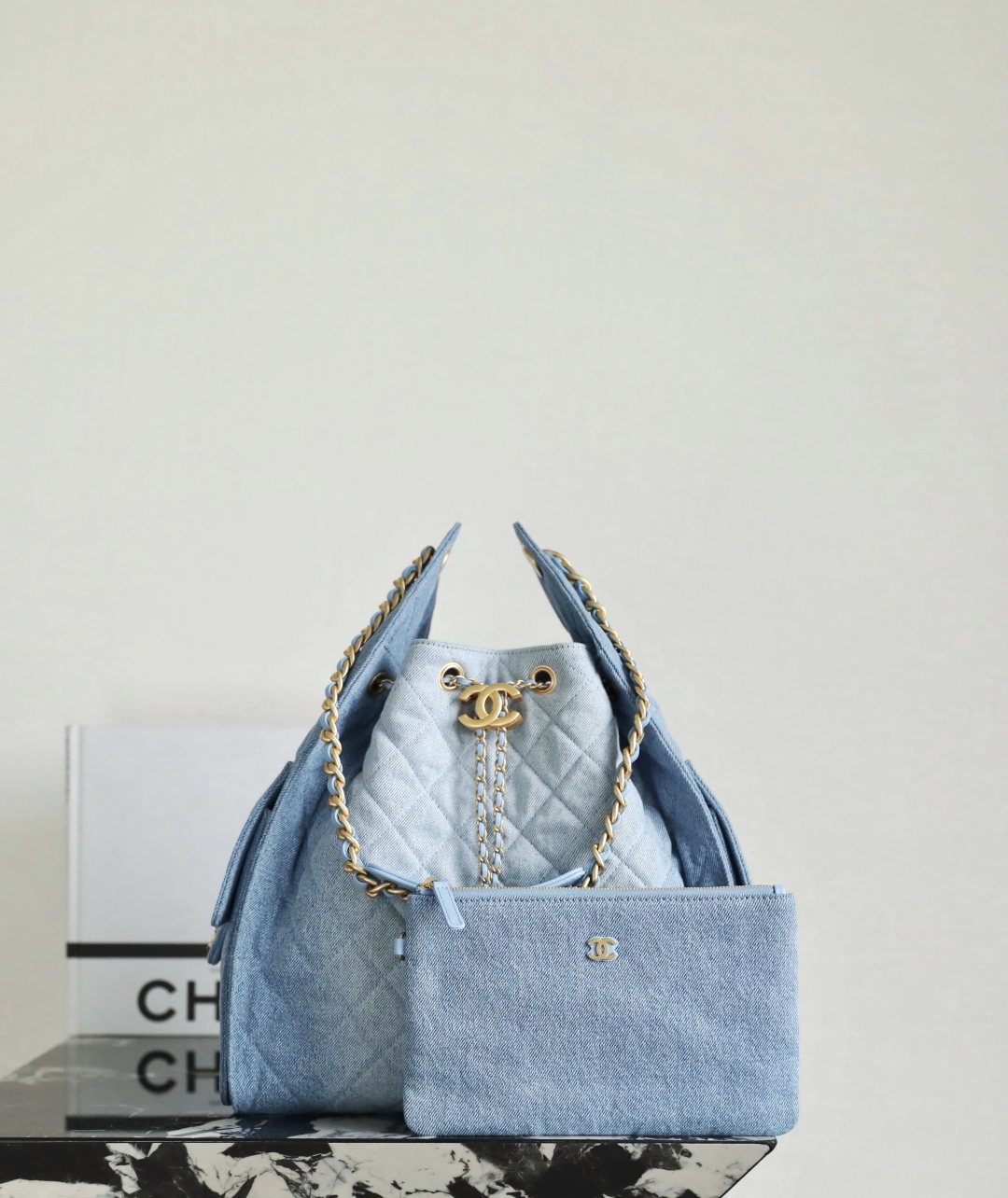 Chanel Flap phone holder with chain – Grained shiny calfskin & gold Light Blue