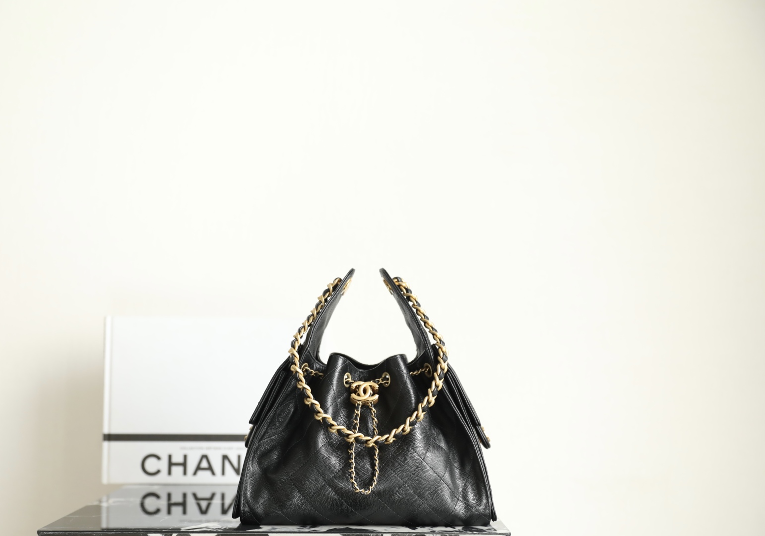 Chanel Clutch with chain – Mesh, shiny lambskin & gold-tone metal, black