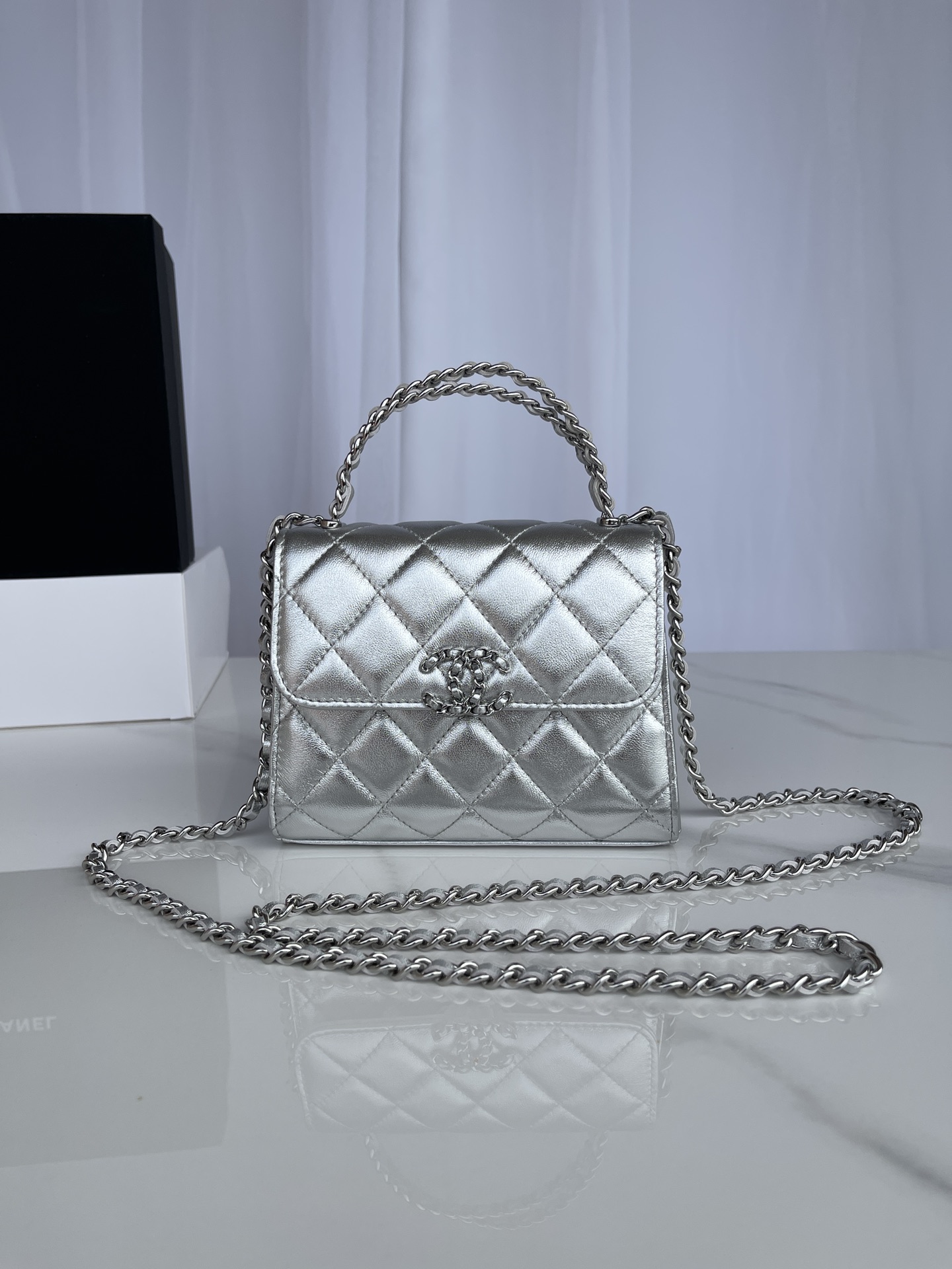 Chanel Clutch with chain – Metallic calfskin & white metal, silvery