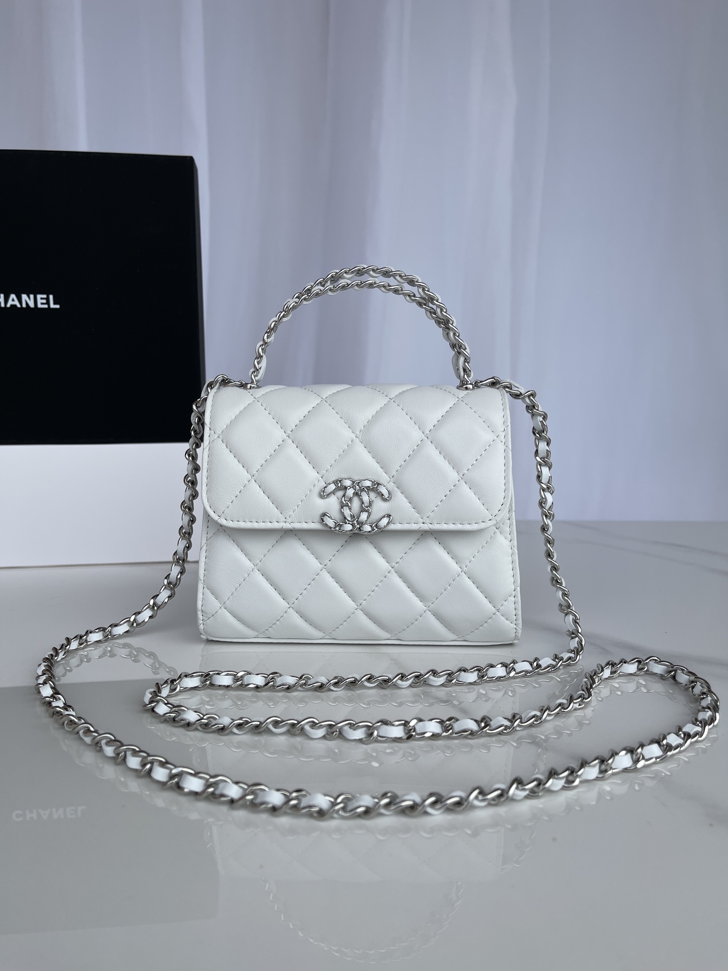 Chanel Clutch with chain – Shiny grained calsfkin, resin & silver white
