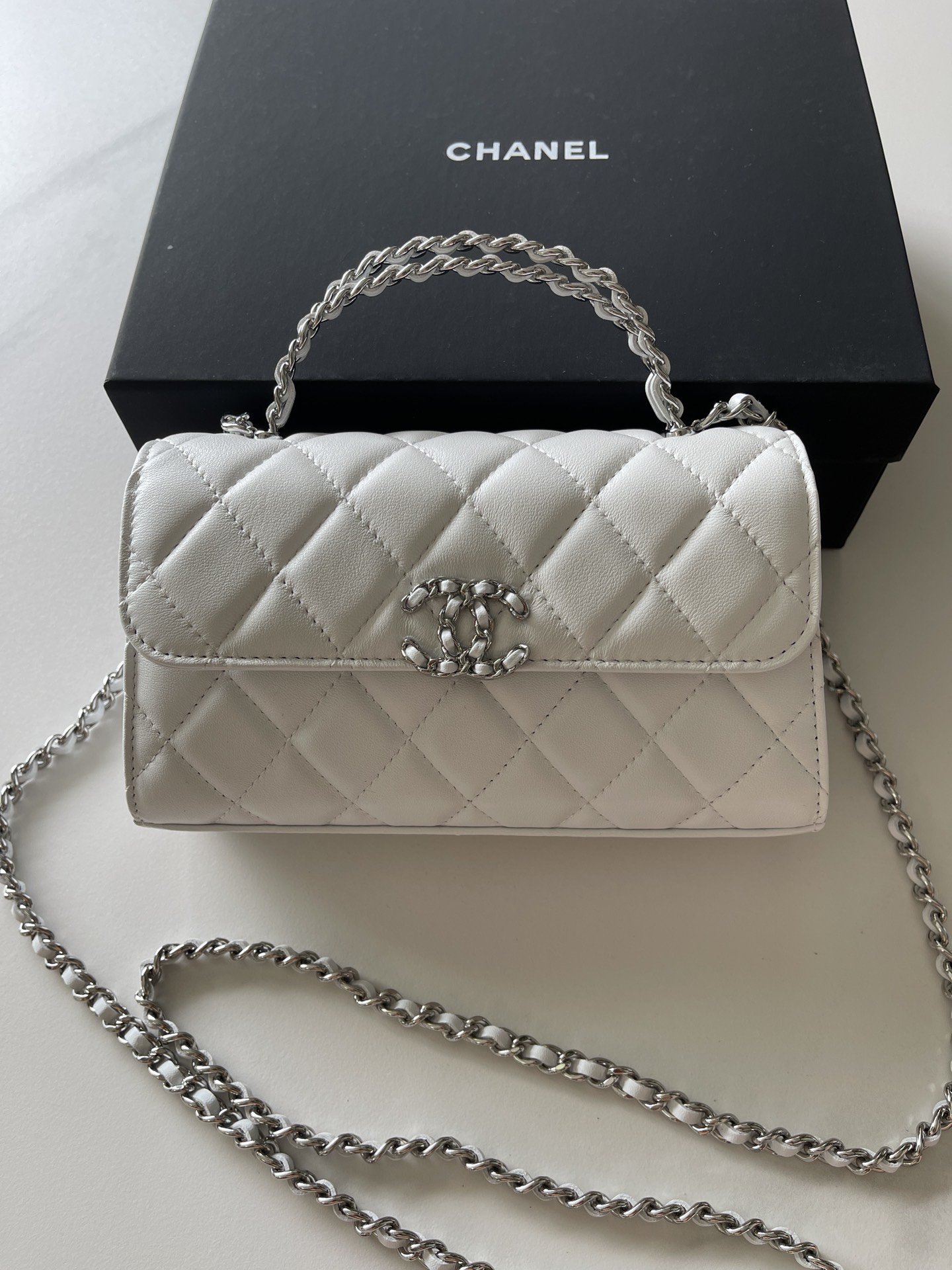 Chanel Clutch with chain – Shiny grained calsfkin, resin & silver-