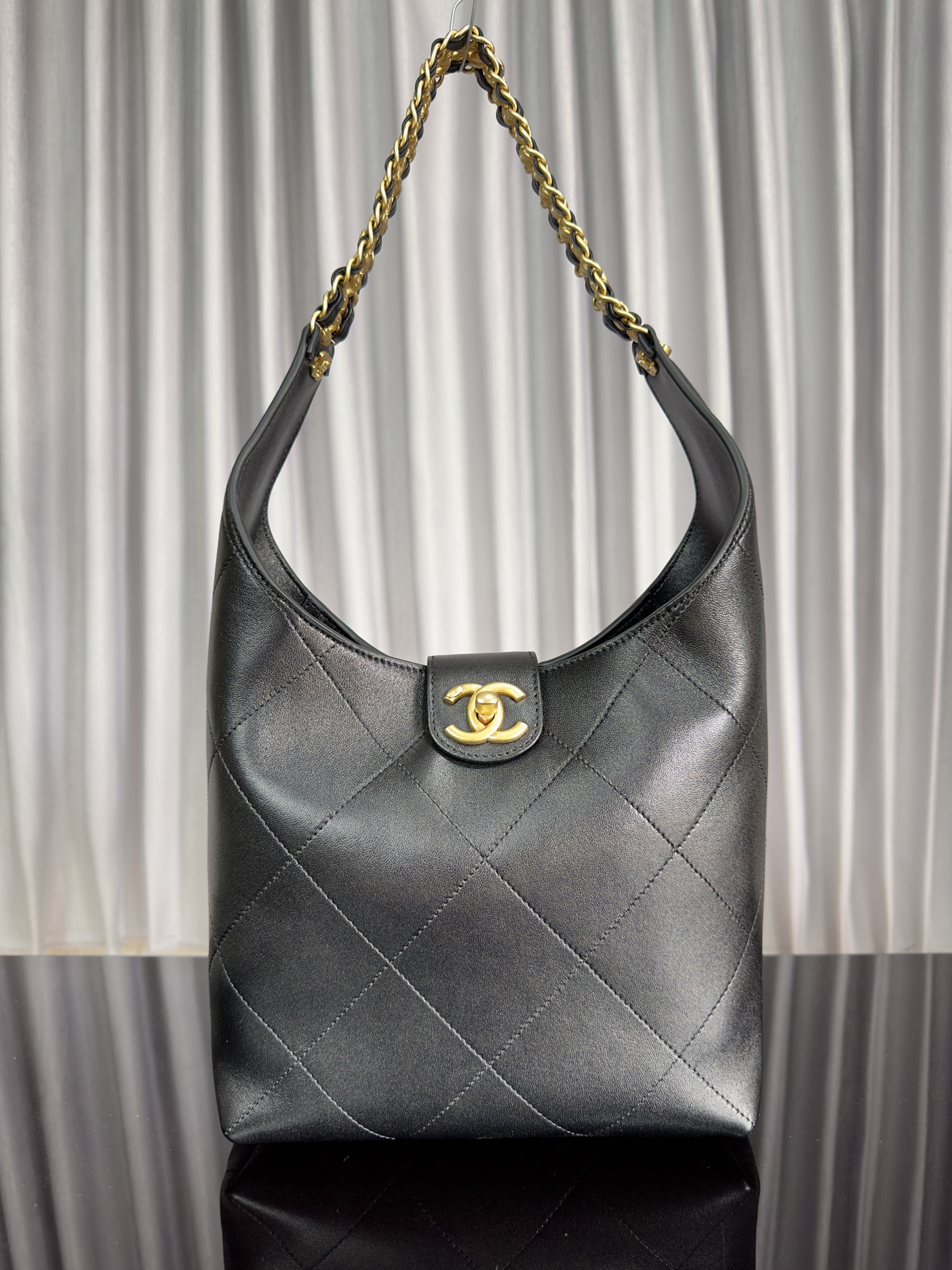 Chanel Clutch with chain – Lambskin & gold-tone metal, black & white