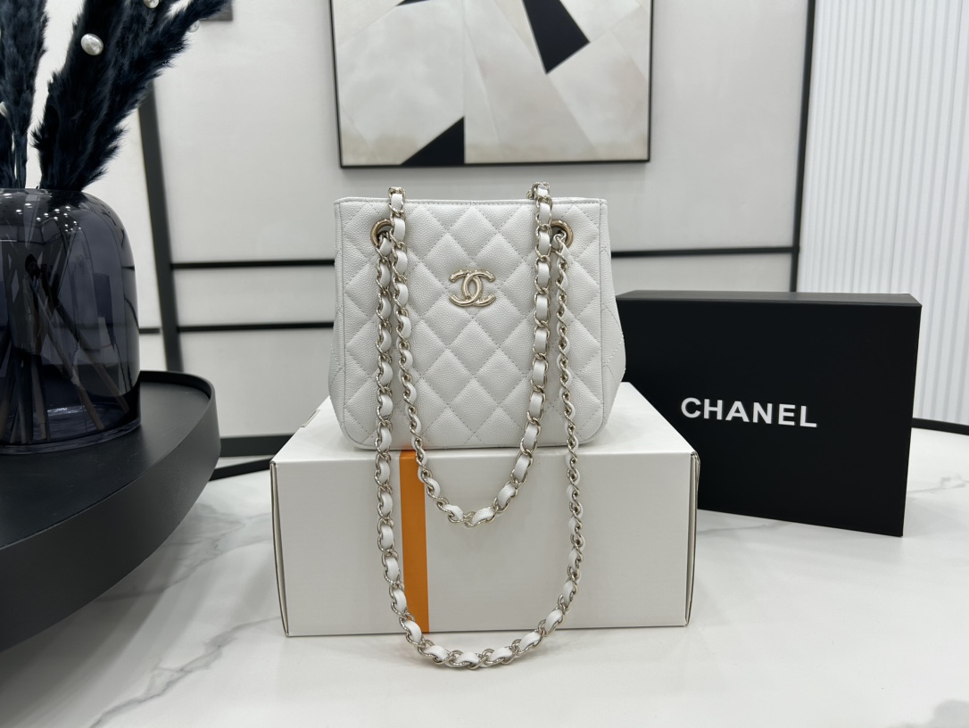 Chanel Classic clutch with chain – Grained shiny calfskin & gold-tone metal, white — Fashion