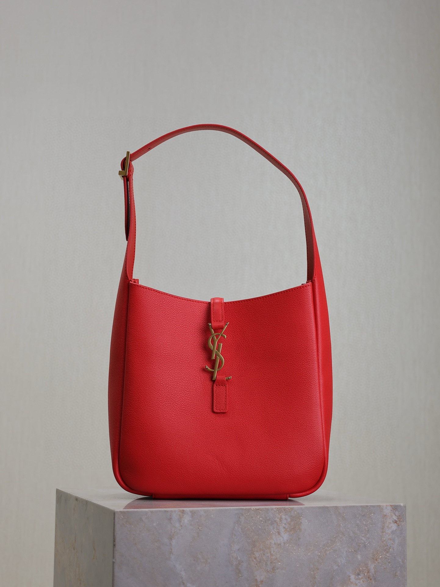 Saint Laurent Small Le 5 À 7 Shoulder Bag in Red