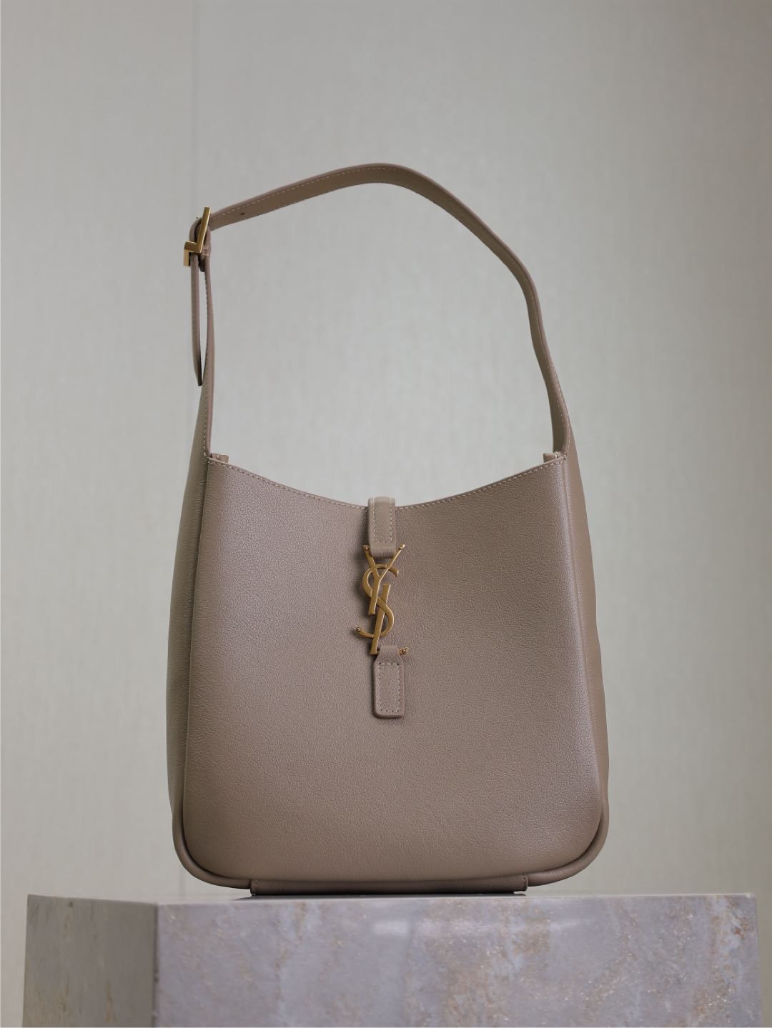 Saint Laurent Le 5 À 7 ‘Dusty Grey’ 713938AAAUQ1722 –