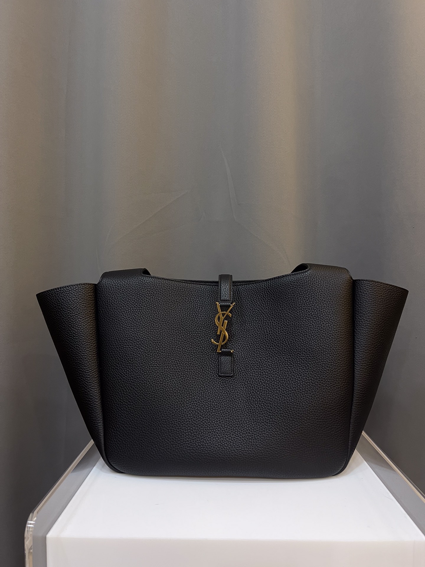 Yves Saint Laurent Le7 A5 Leather Shoulder Bag in Black –