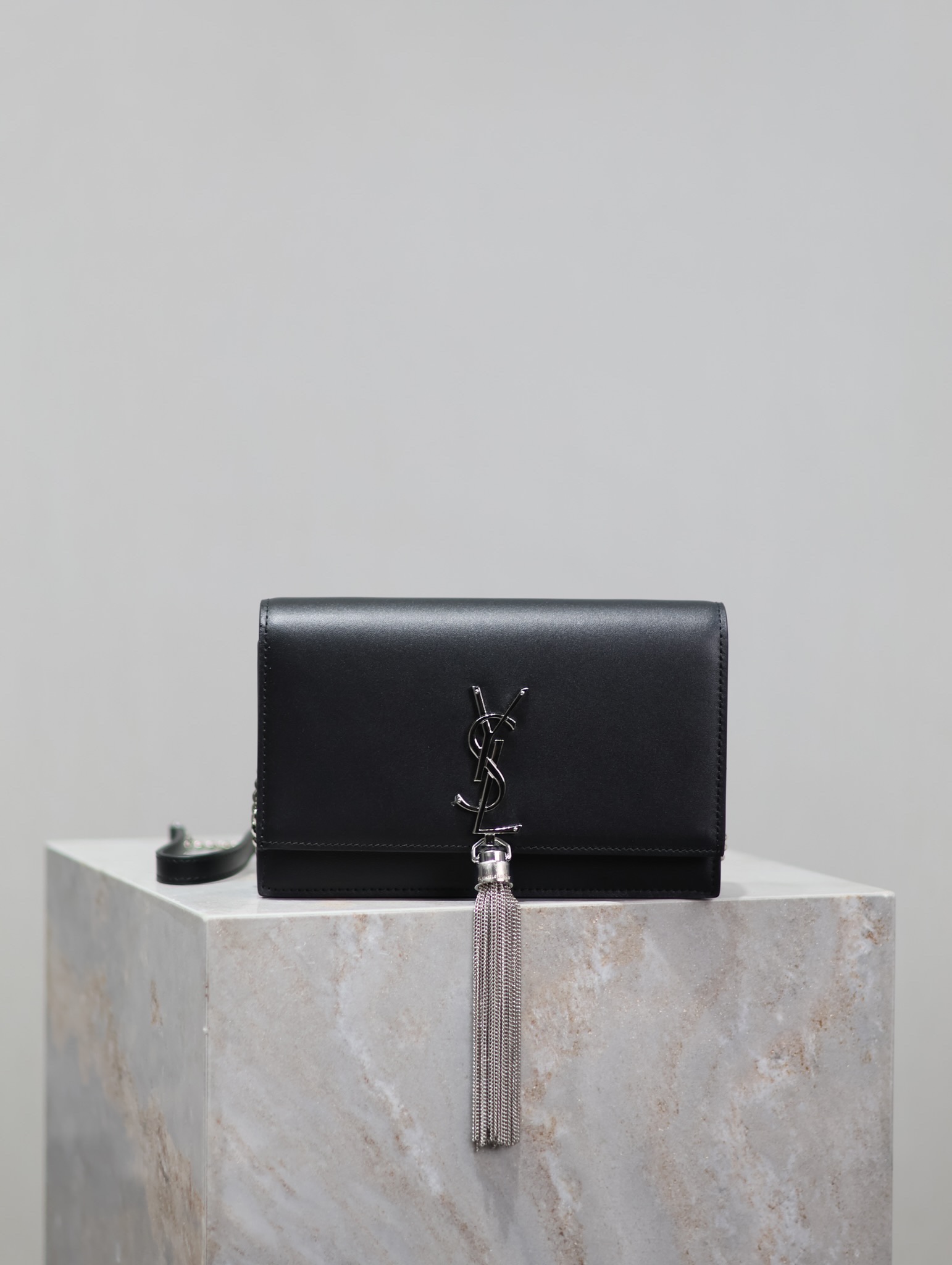 Saint Laurent Kate Monogrammi Pieni musta vasikannahka