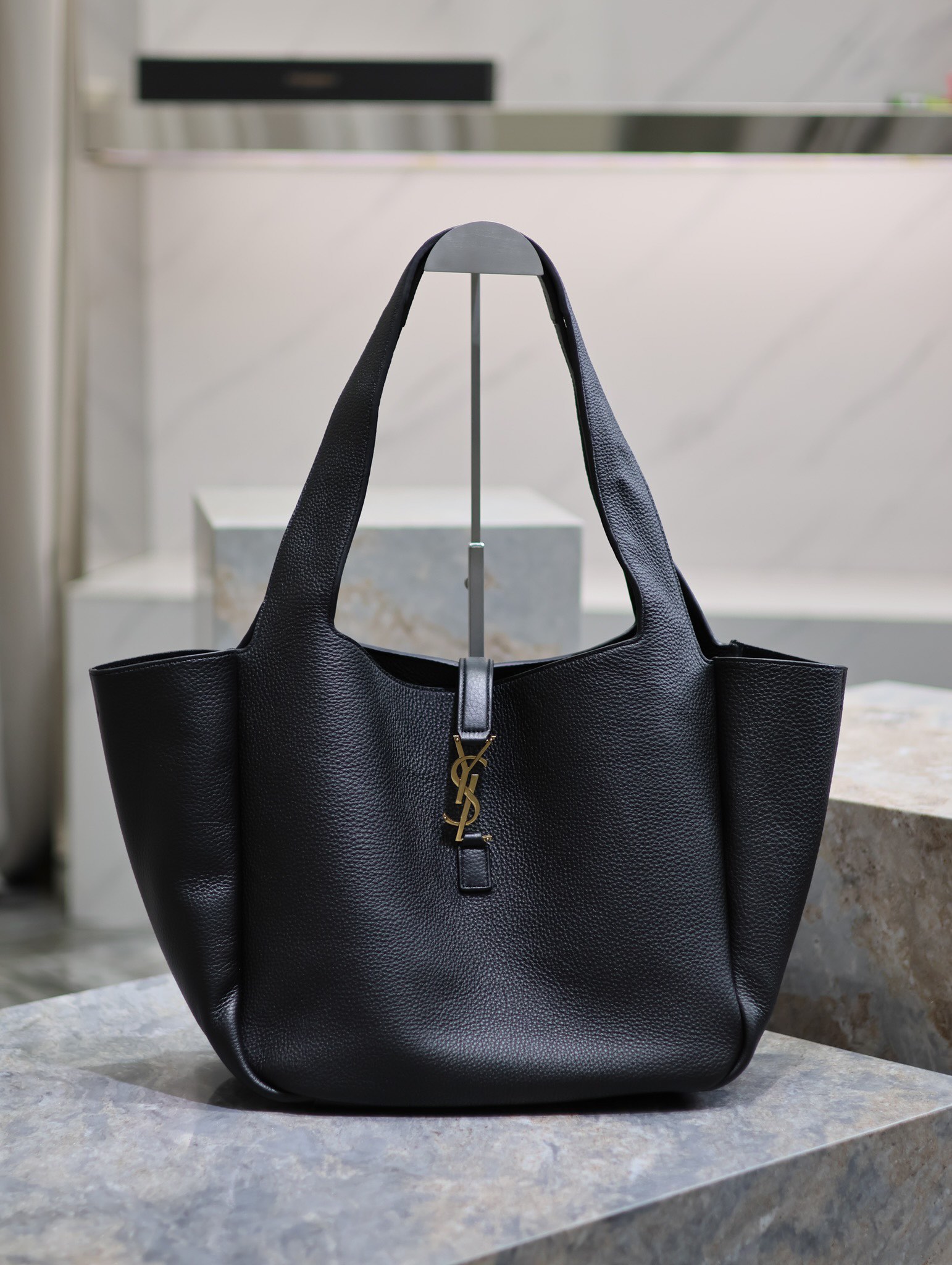 SAINT LAURENT Black Le 5 À 7 Bea in Grained Leather For Women Online