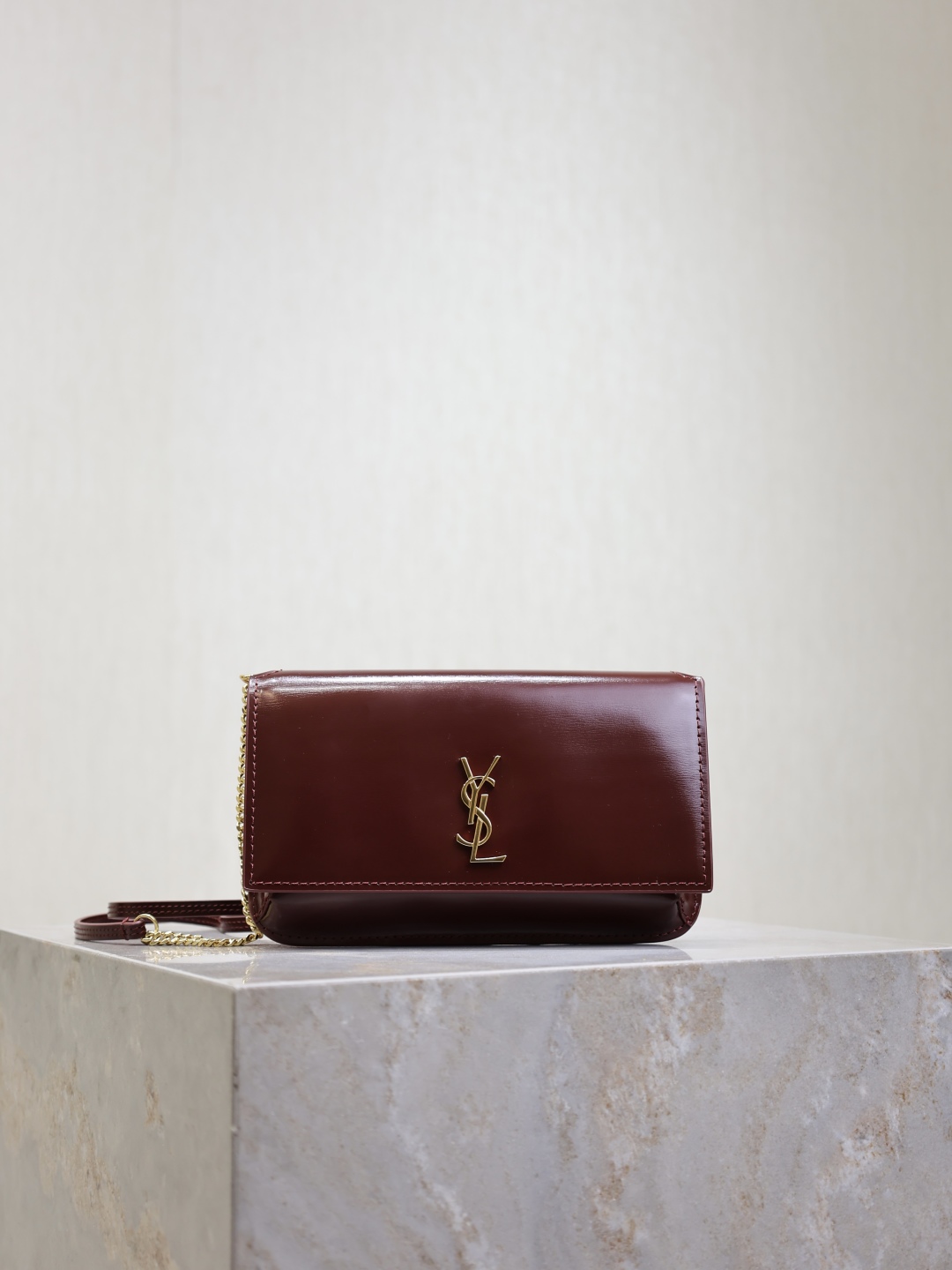 Saint Laurent Cassandre Phone Case in Pink