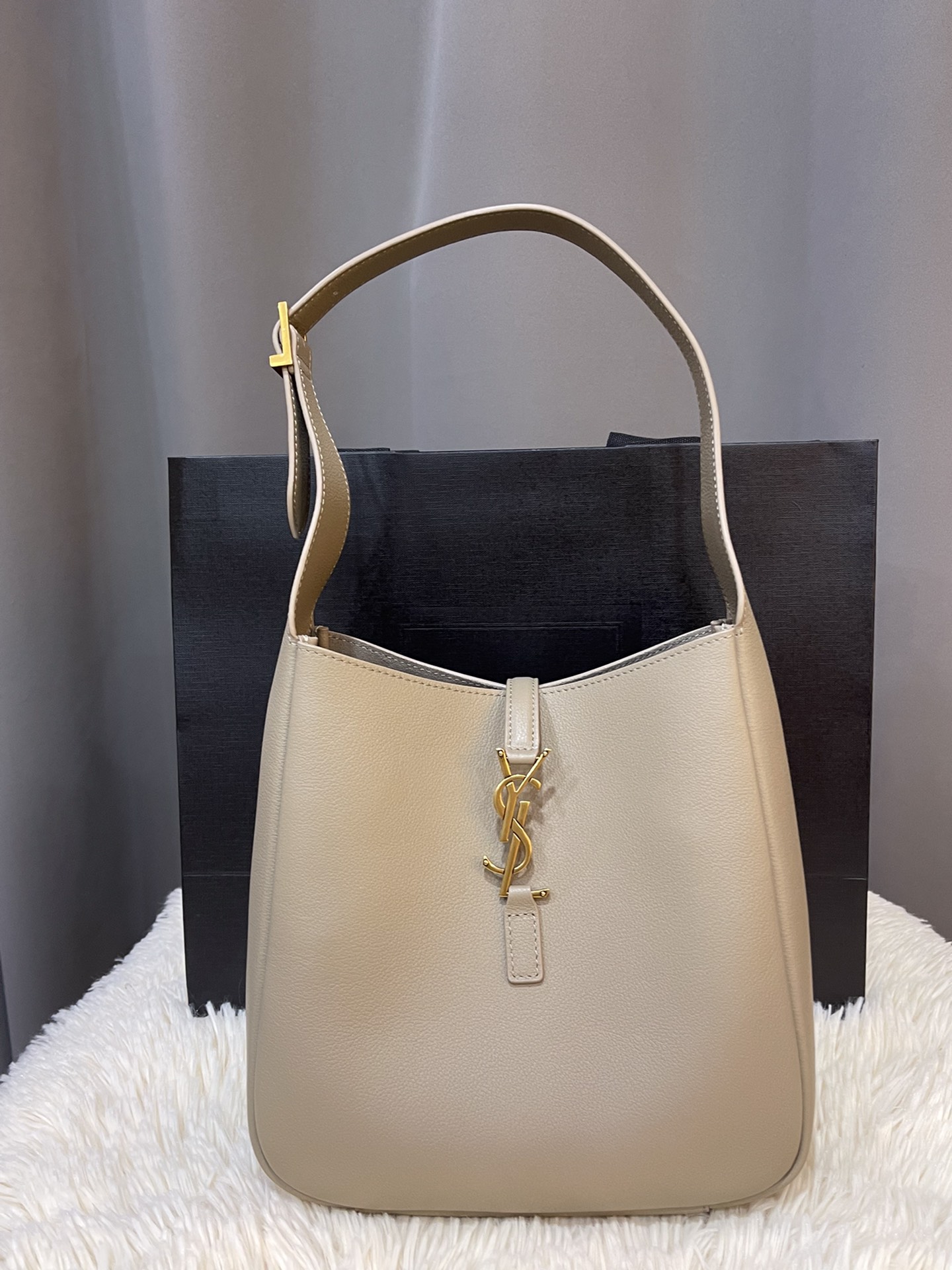 Saint Laurent Le 5 À 7 ‘Grey’ 753837AAAUQ1722