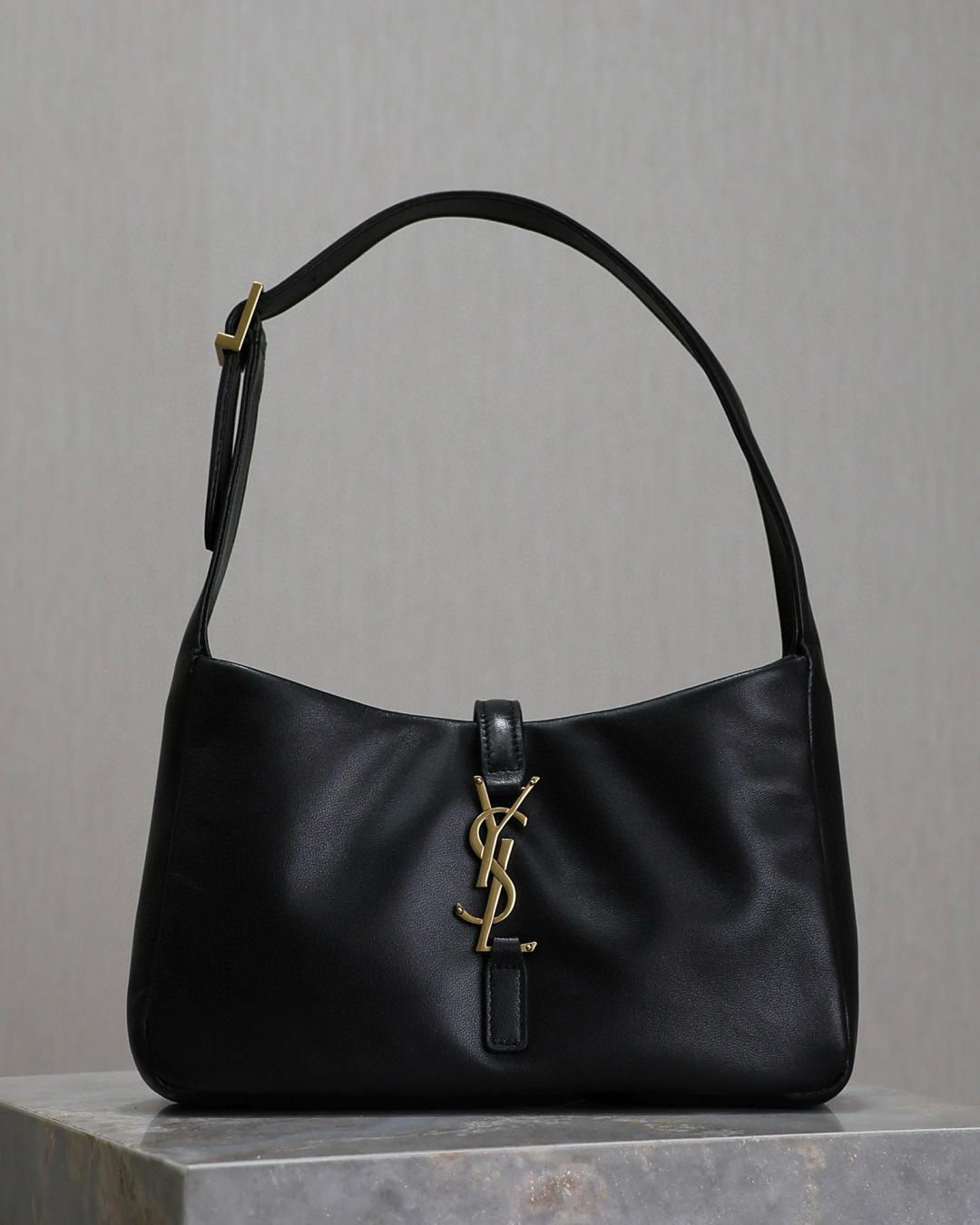 Saint Laurent Le 5 À 7 ‘Black’ 6572282R20W1000