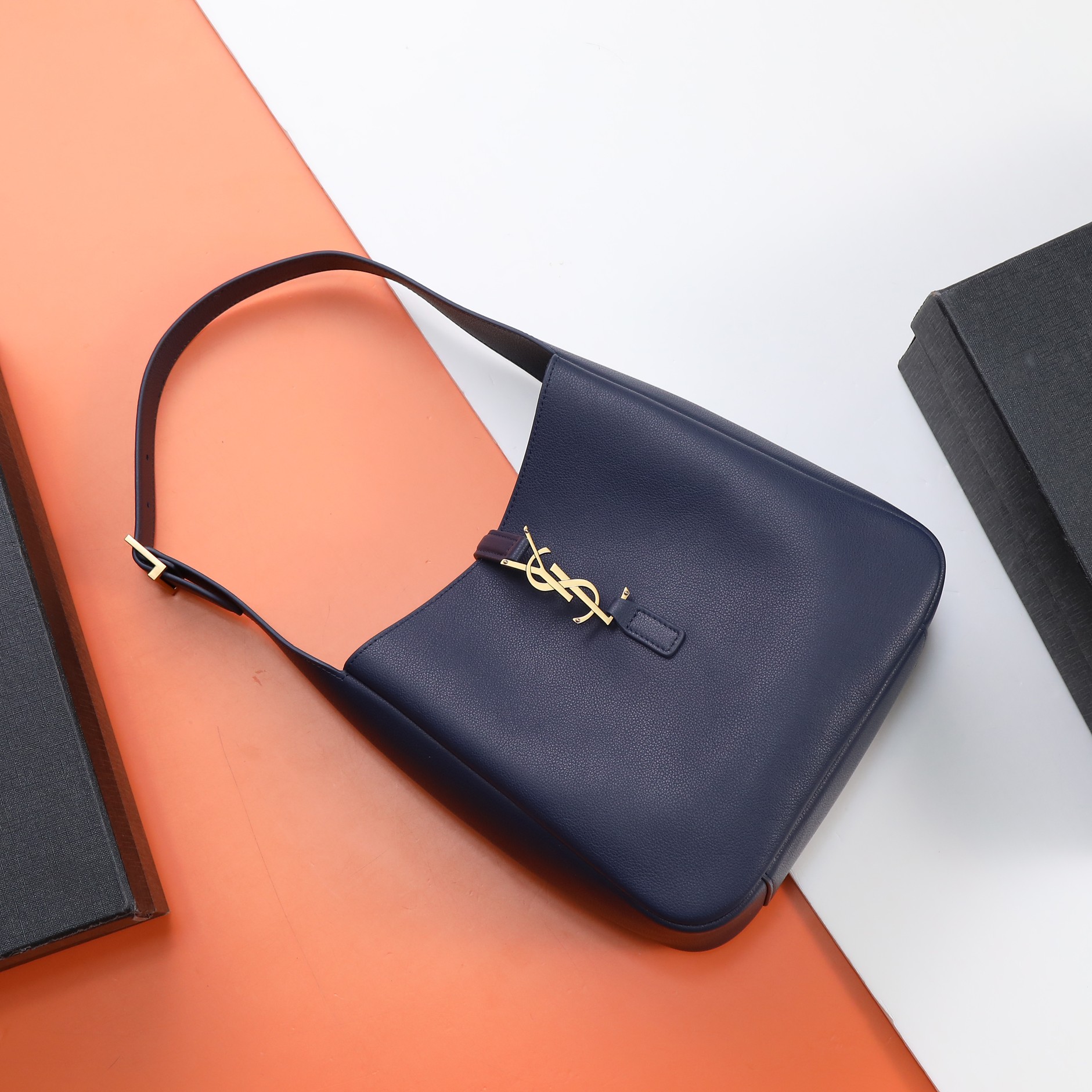 Saint Laurent Le 5 À 7 ‘Bleu Abysse’ 713938AAAUQ4100
