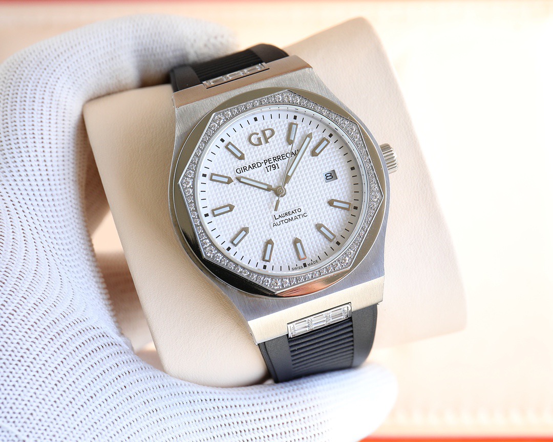 Girard-Perregaux Laureato 42mm