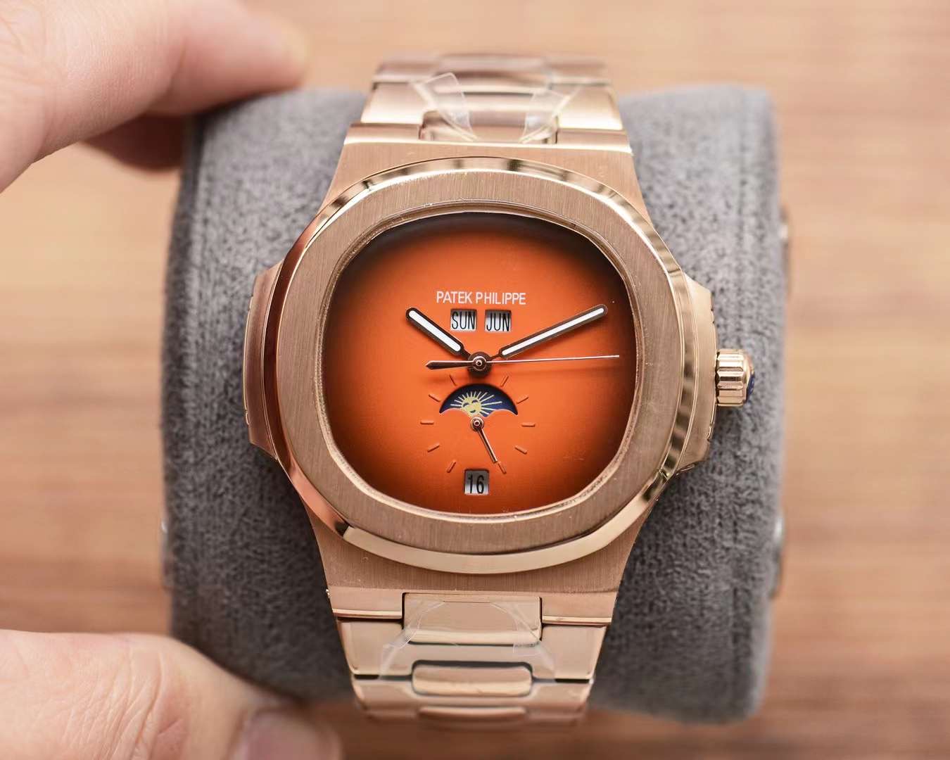 Patek Philippe Nautilus Automatic Men’s Watch – Moonphase, Month Display, Stainless Steel Bracelet Rose gold strap Orange dial