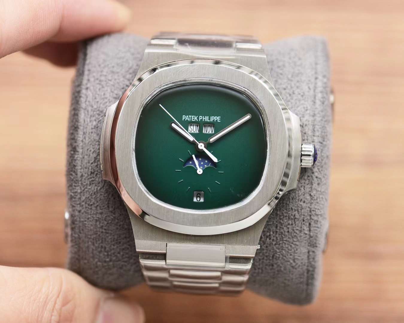 Patek Philippe Nautilus Automatic Men’s Watch – Moonphase, Month Display, Stainless Steel Bracelet dial green