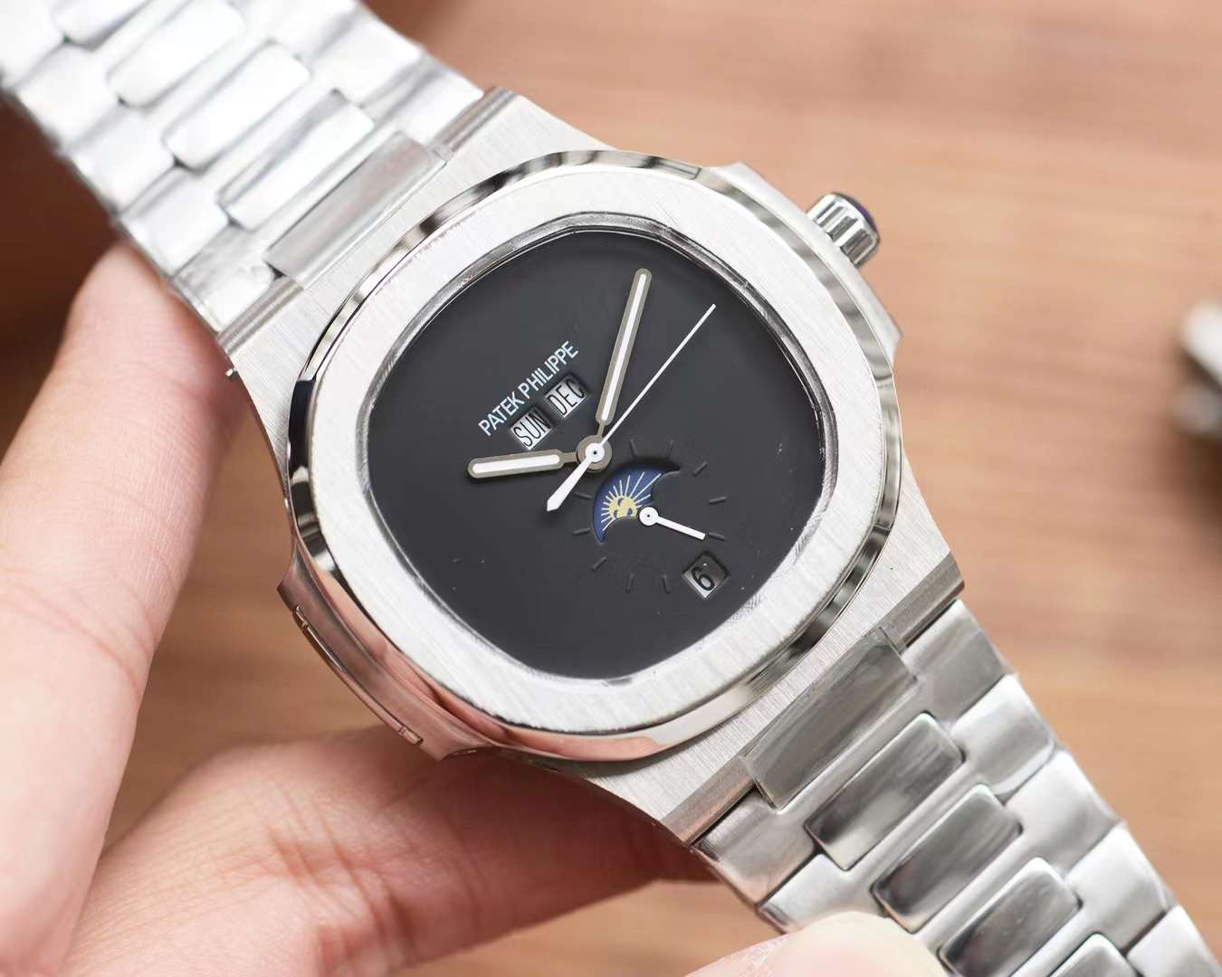 Patek Philippe Nautilus Automatic Men’s Watch – Moonphase, Month Display, Stainless Steel Bracelet dial black